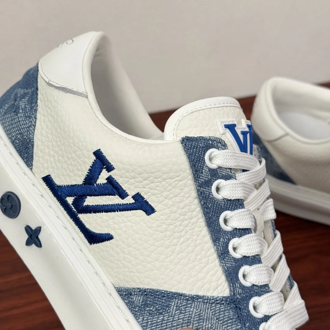 (Louis Vuitton)路易威登 新款男士牛仔丹宁系列板鞋! 堪称潮流与经典的完美碰撞💥 白蓝渐变丹宁拼接白色皮革,搭配黑灰老花丹宁款,两种配色各有韵味。标志性LV字母logo醒目又不张扬,鞋身的丹宁纹理带着复古做旧质感,街头范儿拉满。橡胶鞋底脚感轻盈,不管是日常出街还是搭配休闲造型,都能轻松hold住。细节处尽显匠心,鞋型利落贴合脚型,老花丹宁的复古肌理与现代板鞋轮廓融合,把法式奢潮的腔调拿捏得死死的。一双鞋解锁N种穿搭可能,是潮人鞋柜里的必备款~全套包装! 尺码:39-40-41-42-43-44皮鞋尺码(可定制38.45.46) 💰350