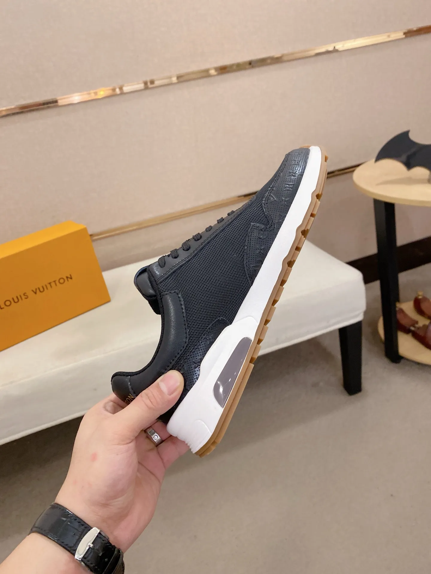 工厂价:241💰🇮🇹🇮🇹LV 路易威登。最新潮鞋休闲鞋实体店爆款38-44码。 新品春夏季舒适进口定制原版牛皮，独特提花面料元素设计。搭配羊皮内里，Lv原版底，[太阳][太阳]高端包装高品质💪细节决定品质、可随意进出专柜，欢迎对比🇮🇹