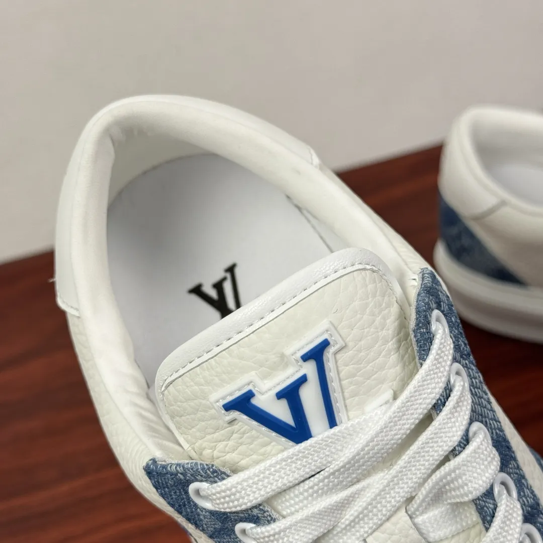 (Louis Vuitton)路易威登 新款男士牛仔丹宁系列板鞋! 堪称潮流与经典的完美碰撞💥 白蓝渐变丹宁拼接白色皮革,搭配黑灰老花丹宁款,两种配色各有韵味。标志性LV字母logo醒目又不张扬,鞋身的丹宁纹理带着复古做旧质感,街头范儿拉满。橡胶鞋底脚感轻盈,不管是日常出街还是搭配休闲造型,都能轻松hold住。细节处尽显匠心,鞋型利落贴合脚型,老花丹宁的复古肌理与现代板鞋轮廓融合,把法式奢潮的腔调拿捏得死死的。一双鞋解锁N种穿搭可能,是潮人鞋柜里的必备款~全套包装! 尺码:39-40-41-42-43-44皮鞋尺码(可定制38.45.46) 💰350