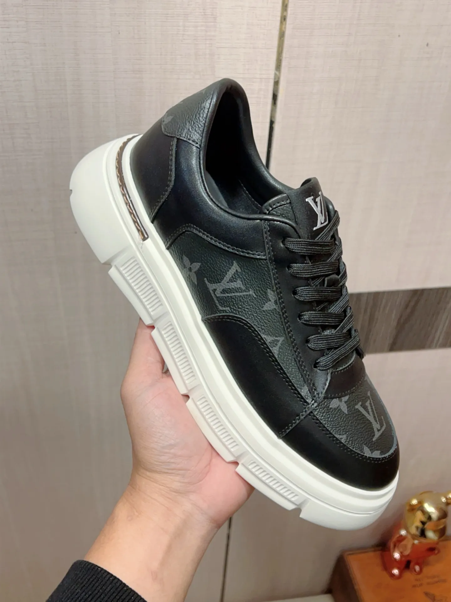 新款: 厂价:220💰💰🎩🎩[闪电][闪电] 《 Lv* 》 最新&bull;爆款休闲鞋，顶端品牌[勾引]奢侈～代购，顶级～质量。[强]鞋面選用进口透气牛皮搭配布材质➕透气羊皮垫脚（&bull;）精细做工。原版个性时尚柔软橡膠耐磨防滑大底，上脚轻巧舒适，实物拍摄🎬實物更好看，122:码: 38-44，2️⃣色入选