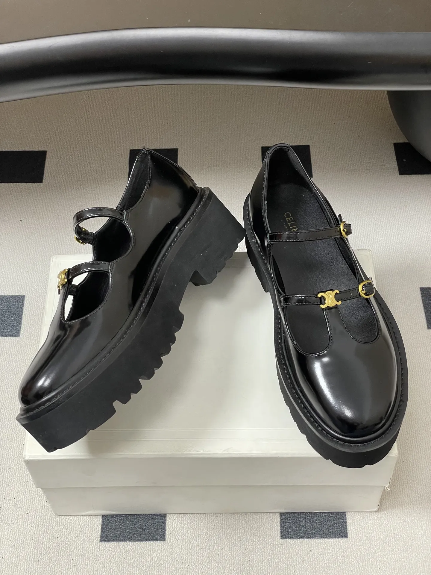 p310-顶级品质 26Fw春夏新款 CELINE 赛琳/思琳 凯旋门厚底玛丽珍鞋搭扣T字带布洛克增高乐福鞋 复古玛丽珍鞋型,搭配T字带+凯旋门金属扣,品牌标志性元素,辨识度高,既有复古优雅感,又带点甜酷的“千金风”。 厚底设计既能隐形增高,又比细跟更稳;内里多为真皮材质,透气不闷脚。鞋头是小方圆头,不挤脚且修饰脚型;适配裙装、裤装,日常/轻正式场合都能穿。 鞋面:定制牛皮 内里垫脚:牛皮 鞋底:真皮沿条/原版私模进口材质多层组合大底 跟高:5cm 码数:35-39(40.41定做不退换)