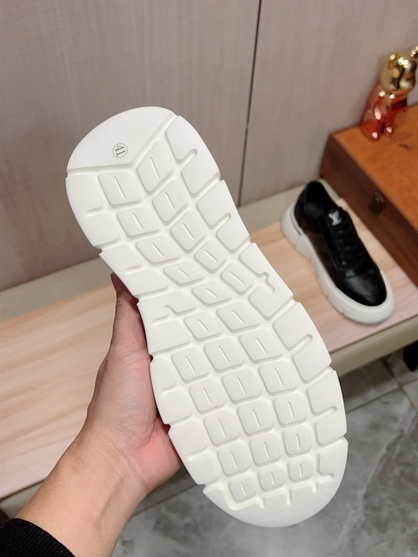 新款: 厂价:220💰💰🎩🎩[闪电][闪电] 《 Lv* 》 最新&bull;爆款休闲鞋，顶端品牌[勾引]奢侈～代购，顶级～质量。[强]鞋面選用进口透气牛皮搭配布材质➕透气羊皮垫脚（&bull;）精细做工。原版个性时尚柔软橡膠耐磨防滑大底，上脚轻巧舒适，实物拍摄🎬實物更好看，122:码: 38-44，2️⃣色入选