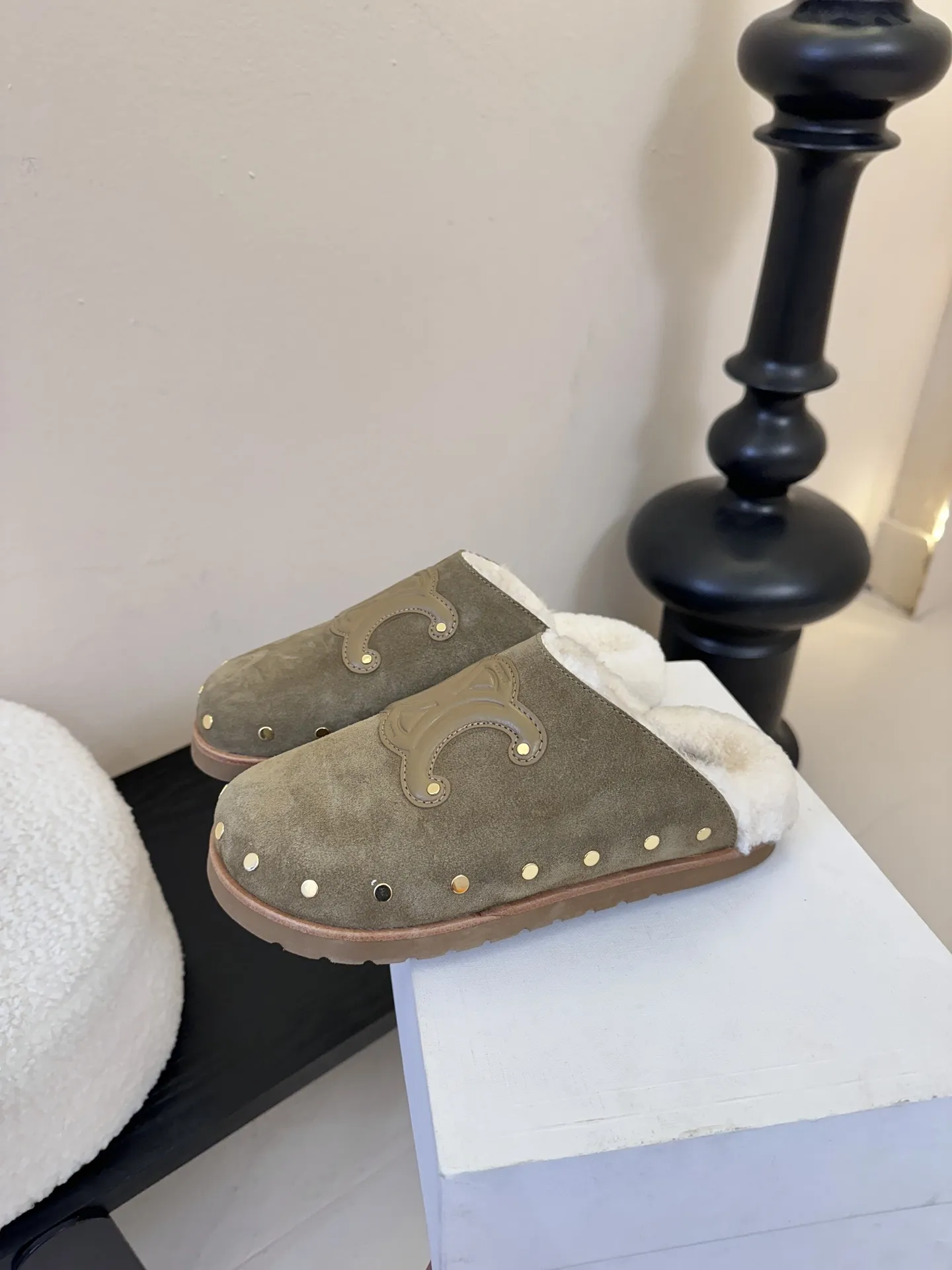 💰280 CELINE·思琳 赛琳最新呈现PITEA木屐羊毛厚底穆勒鞋毛拖系列。顶级版本后跟原版牛皮包中底3D立体logo,原版定制羊毛完美契合专柜颜色,原版私模进口材质多层组合大底。女码:35-39 4041定制