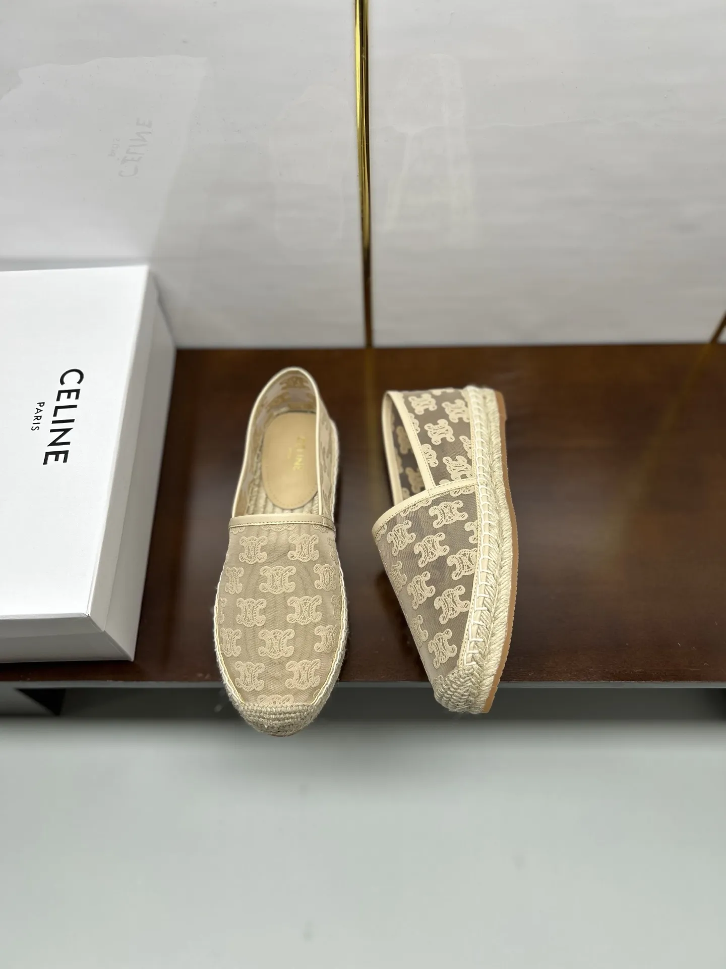 p180💰,2025新品💜Celine/赛琳 顶级代购货,最高版本渔夫鞋 专柜2025 早春 新款 Celine羊皮字母渔夫鞋系列 ⚡正品级⚡顶级货版本! 1⃣鞋面进口网纱绣花工艺 2⃣水染羊皮内里和垫脚、闪耀夺目、脚感好到爆! 3⃣麻绳编底 4⃣女款:35-40(41,42 定制)