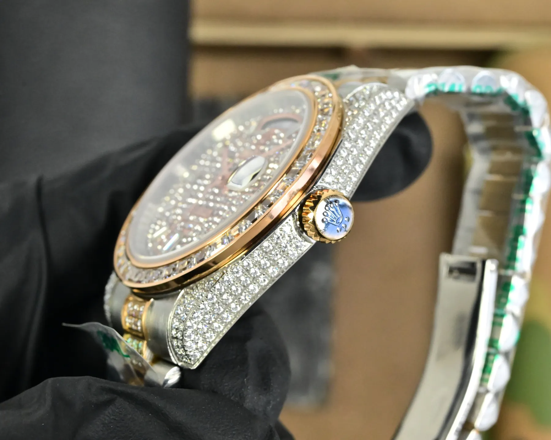 白壳880 玫金900 劳力士巅峰之作.升级版全网最具性价比劳力士 星期日志型满天星40mm 满钻土豪版奢华18k纳米技术!2000+颗AAA锆石精心打造!采用全自动进口机械机芯改版刻字3255机芯,整壳同钢带均为镶嵌施华洛世奇水晶钻!使的灯光下闪耀效果更佳!全新搭配三组中钻钢带!41mm原装尺寸,真空电镀不掉色,送礼最佳奢华推荐!