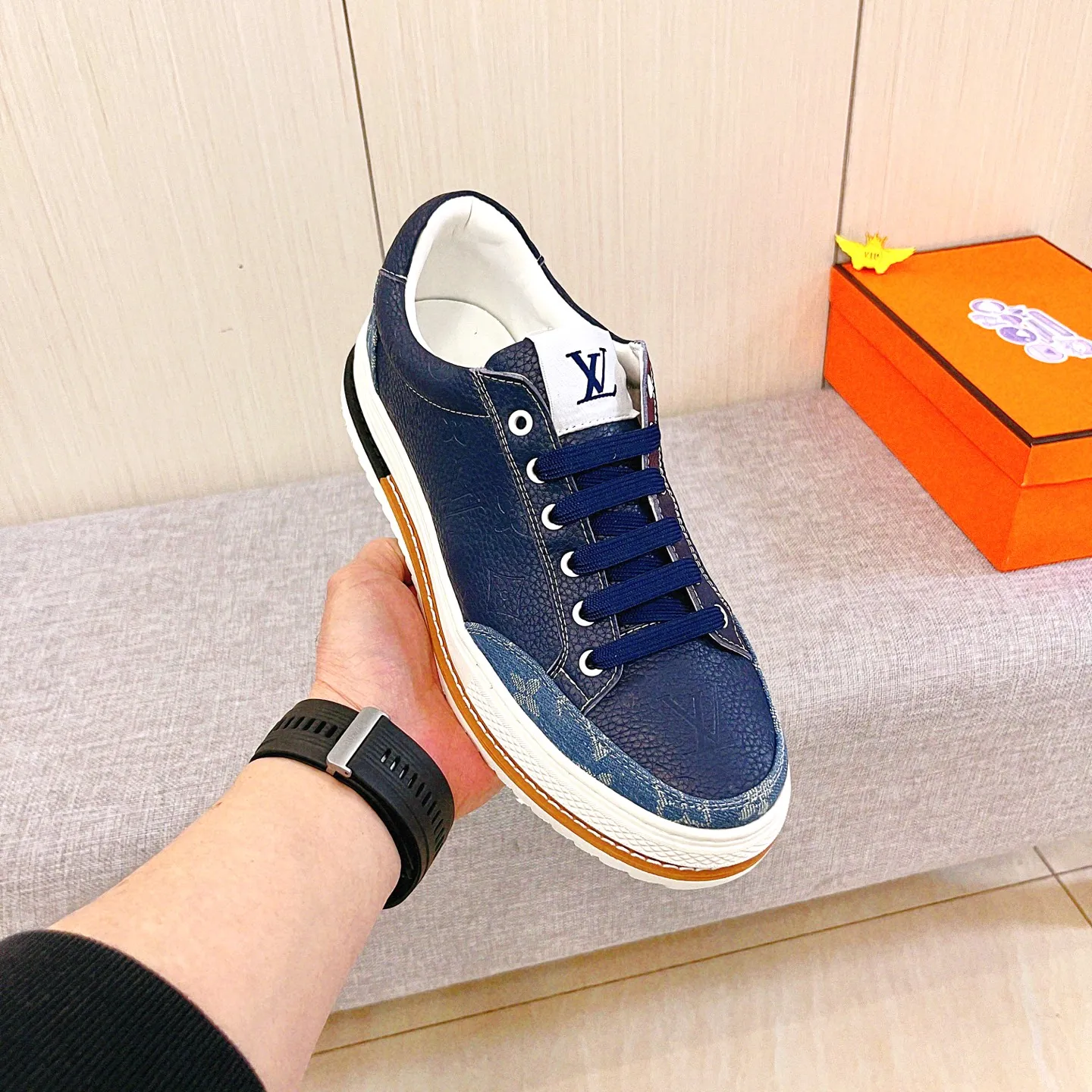 🚘🚘工厂批 220💰🔥【LV】🔥路易威登男鞋高端品牌 官网1：1最新力作：鞋面采用意大利进口头层牛皮搭配舒适透气内里➕原版防滑耐磨大底制作🔥，让行走更加便捷舒适！独家新款，惊世之作，与官方的质量相比美的1：1复刻[色]！打造时尚个性衬托你的与众不同！潮男必备!经典🔥尺码:38-44 颜色： 🔥 2⃣️色可选🔥