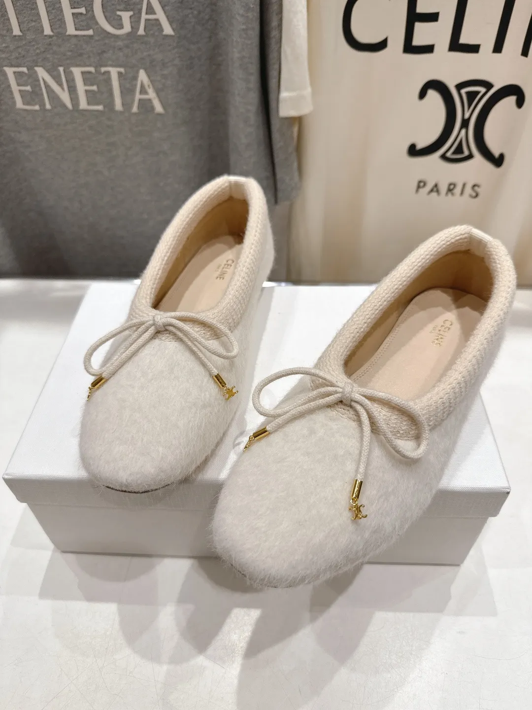 高版本出厂💰260 CELINE*赛琳F018 2025ss新款玛丽珍平底乐福鞋单鞋 网红爆款来袭!各大网红抢先体验、Celine网红ins种草神器、非常仙女风、气场十足单品、设计风格非常新颖、高档且非常舒适.原版一比一定制!绝对原单做法! ✔面料:进口混纺羊毛 ✔内里:羊皮 ✔大底:意大利真皮大底 ✔Size:35-40(40定做不退换)