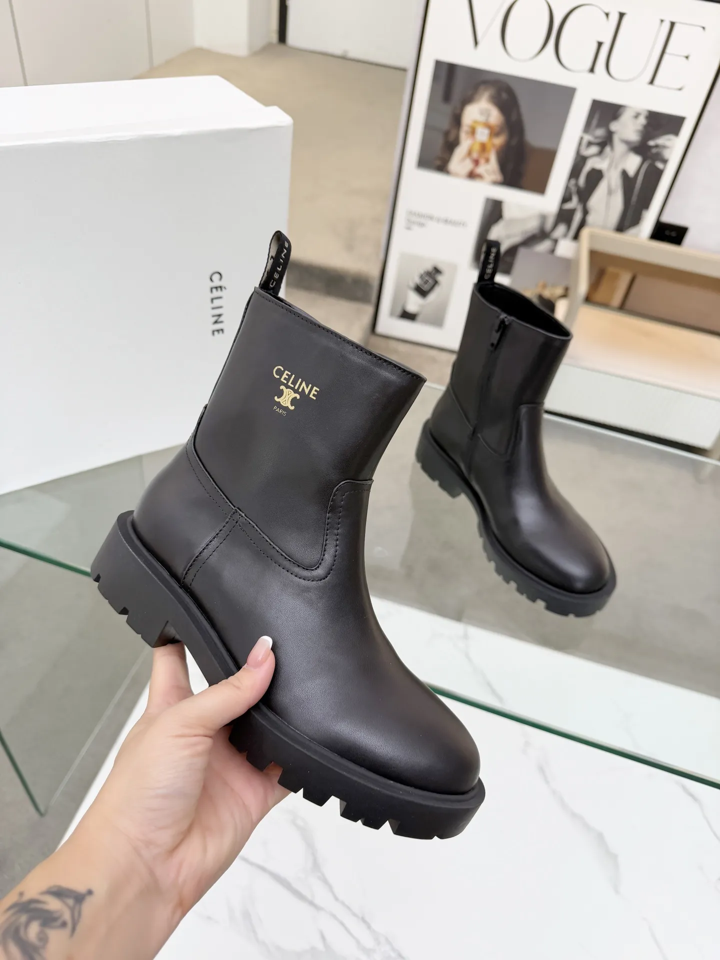 CELINE（赛琳）2025秋冬新款切尔西短靴鞋面采用小牛皮油边工艺，一款经典穿搭永不过时 内里：羊皮，面料：头层小牛皮 码数：35-41，（41定做不退换） 出厂价：280