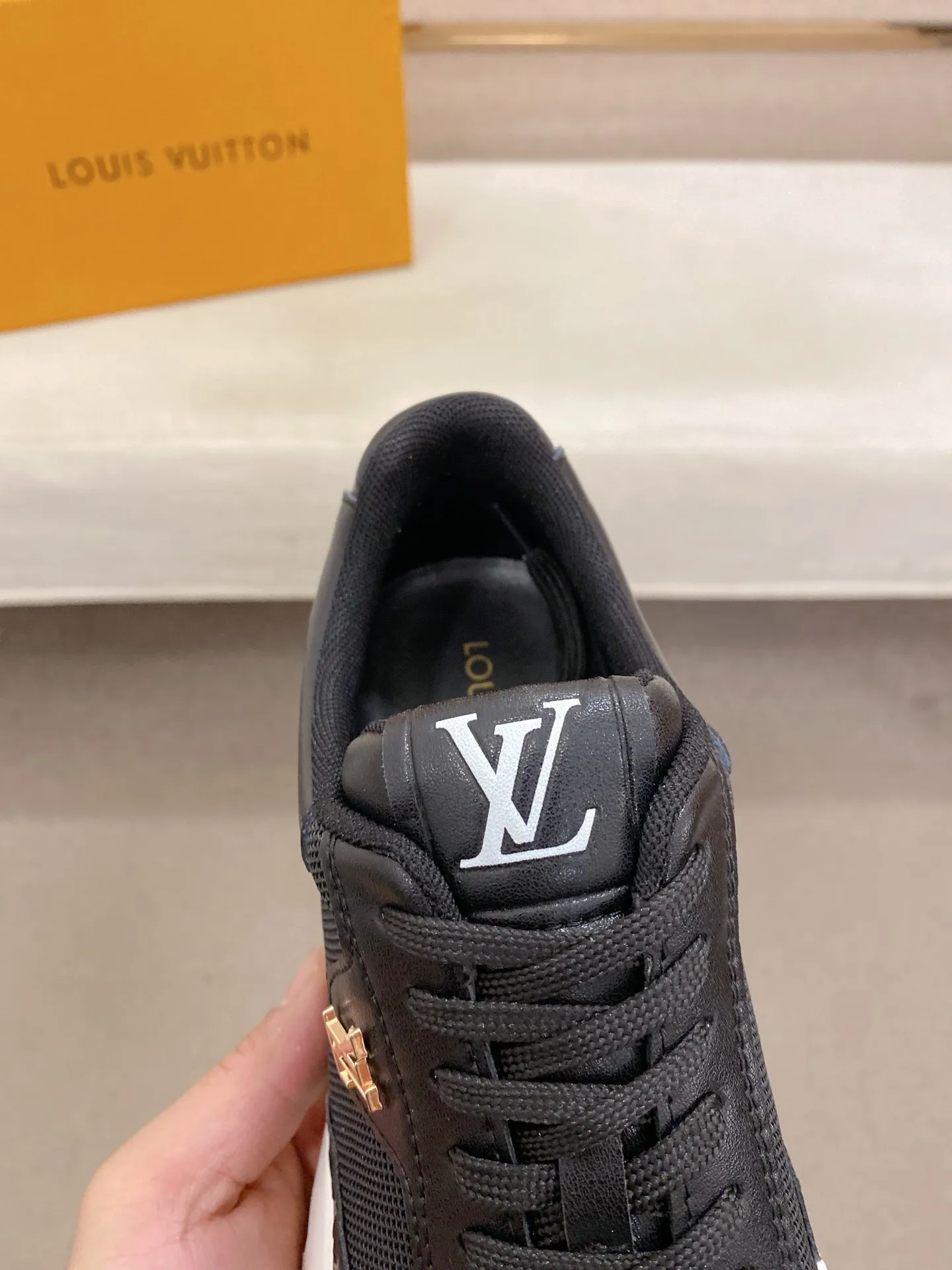 工厂价:241💰🇮🇹🇮🇹LV 路易威登。最新潮鞋休闲鞋实体店爆款38-44码。 新品春夏季舒适进口定制原版牛皮，独特提花面料元素设计。搭配羊皮内里，Lv原版底，[太阳][太阳]高端包装高品质💪细节决定品质、可随意进出专柜，欢迎对比🇮🇹