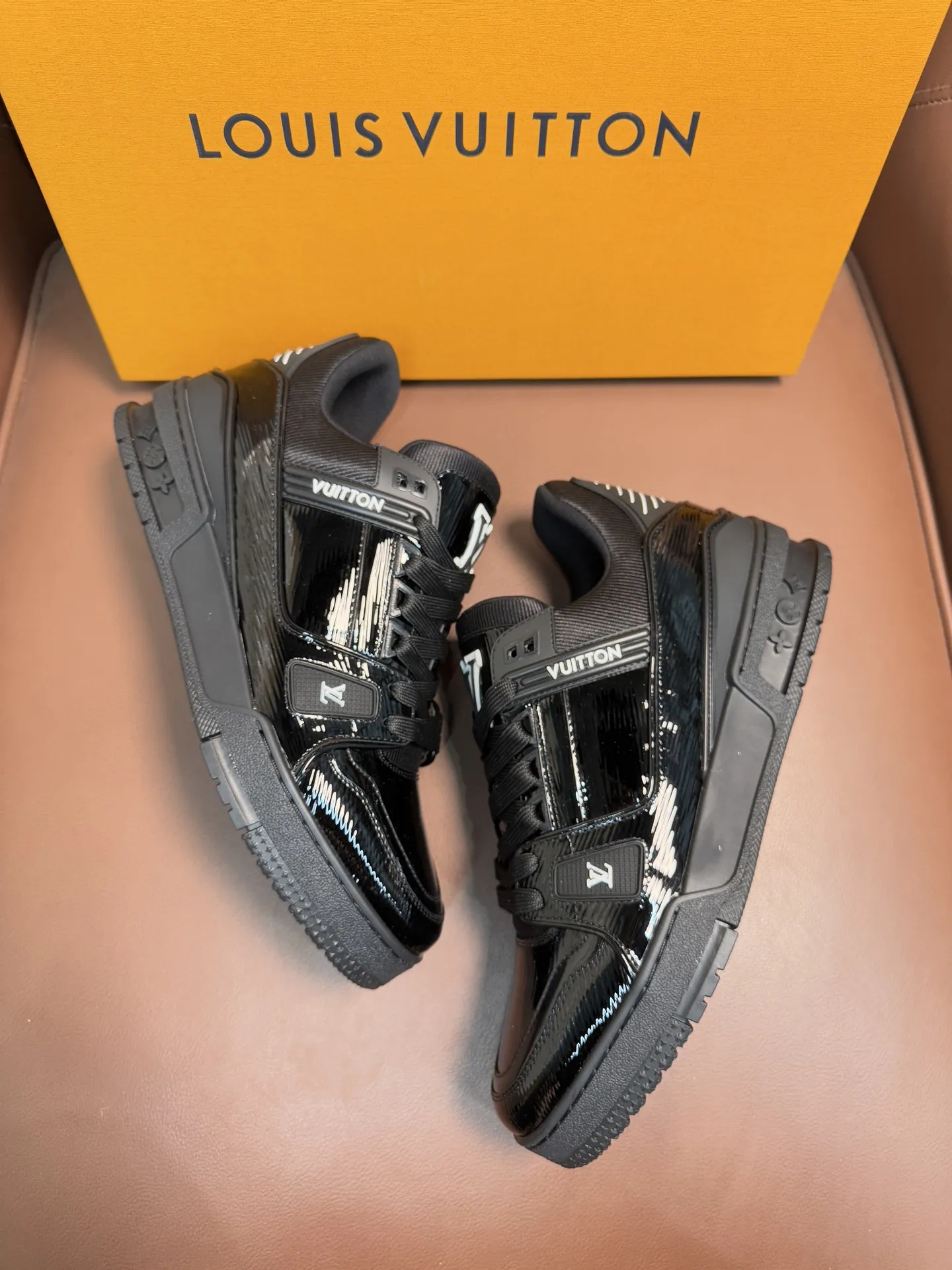 💰440 新款LV TRAINER 系列运动鞋出货本款LV Trainer运动鞋以龟裂效果漆，牛皮革回归新季，搭配橡胶外底，含蓄流露复古气息，展现经典篮球鞋的灵感启发。鞋头嵌入光滑牛皮革细节，鞋面及鞋侧开孔设计，点缀多重品牌元素，鞋舌及两侧饰有LV 字母，外侧饰以手写体路易威登标识，后部饰有 #54标识，双色橡胶外底饰有 Monogram 花卉，织物内里垫脚，延续创新舒适体验。配原盒全套包装！ 码数：39-40-41-42-43-44（38/45/46可定做不退换） 标准皮鞋尺码