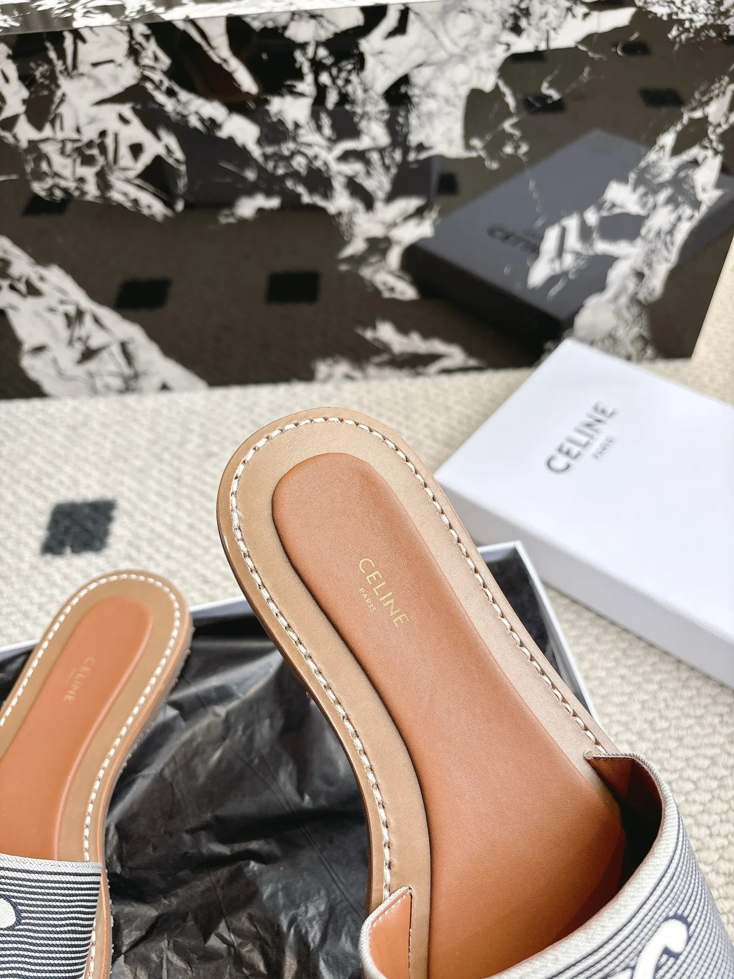 💰260 #顶级版本 Celine 赛琳 25/ 春夏最新款复古凯旋门时髦 凉鞋 夏天搭配袜子 简直绝绝子了‼️复古的点上带上了满分时髦感颜值 绝✔️原版购入开发 依旧最高输出还原 ✔️面料:原版定制编织材料、 ✔️内里:牛皮 ✔️大底:原版开模真皮大底防滑底片 ✔️Size: #35-40(40订做不退换)