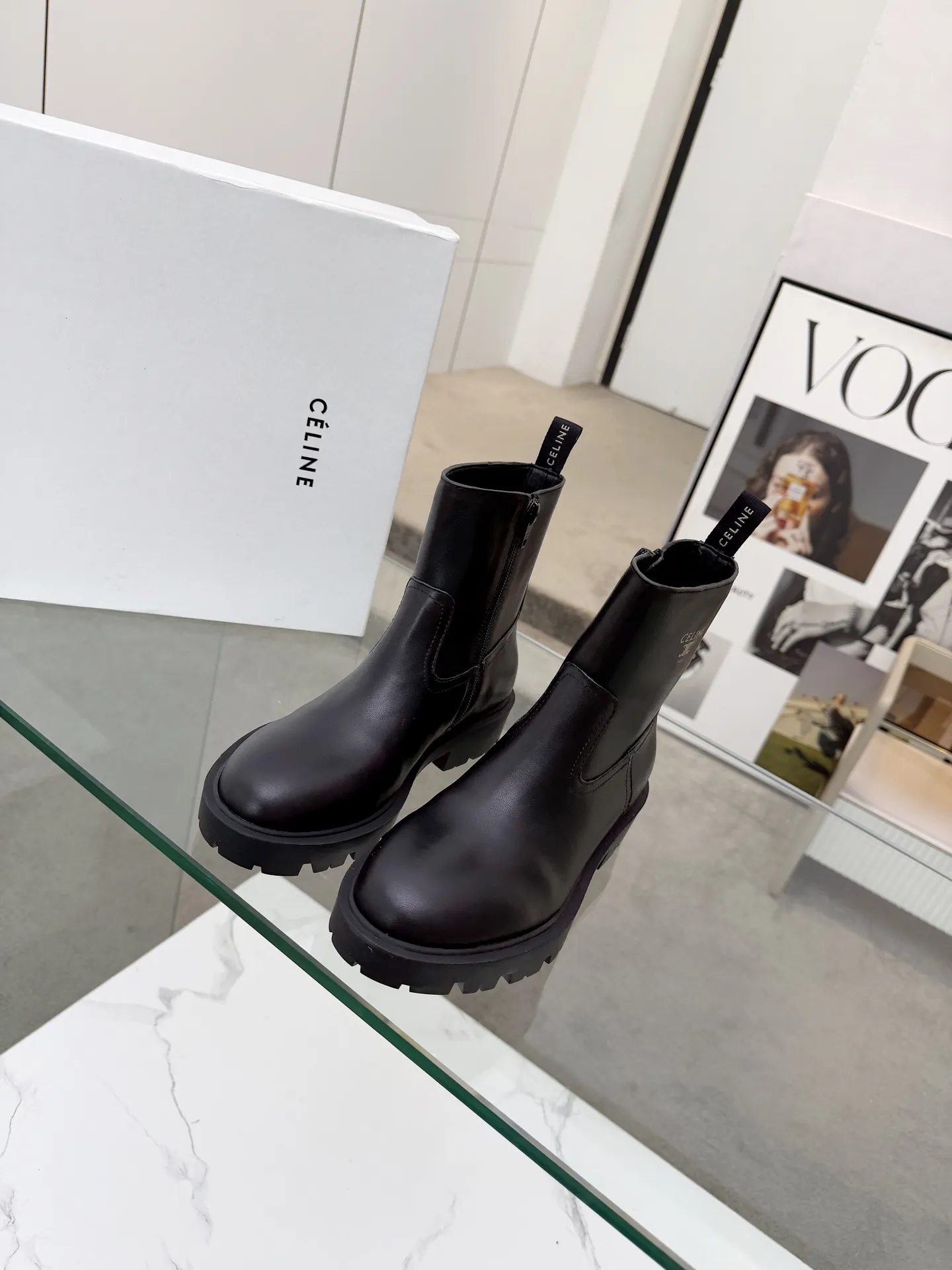 CELINE(赛琳)2025秋冬新款切尔西短靴鞋面采用小牛皮油边工艺,一款经典穿搭永不过时 内里:羊皮,面料:头层小牛皮 码数:35-41,(41定做不退换) 出厂价:280