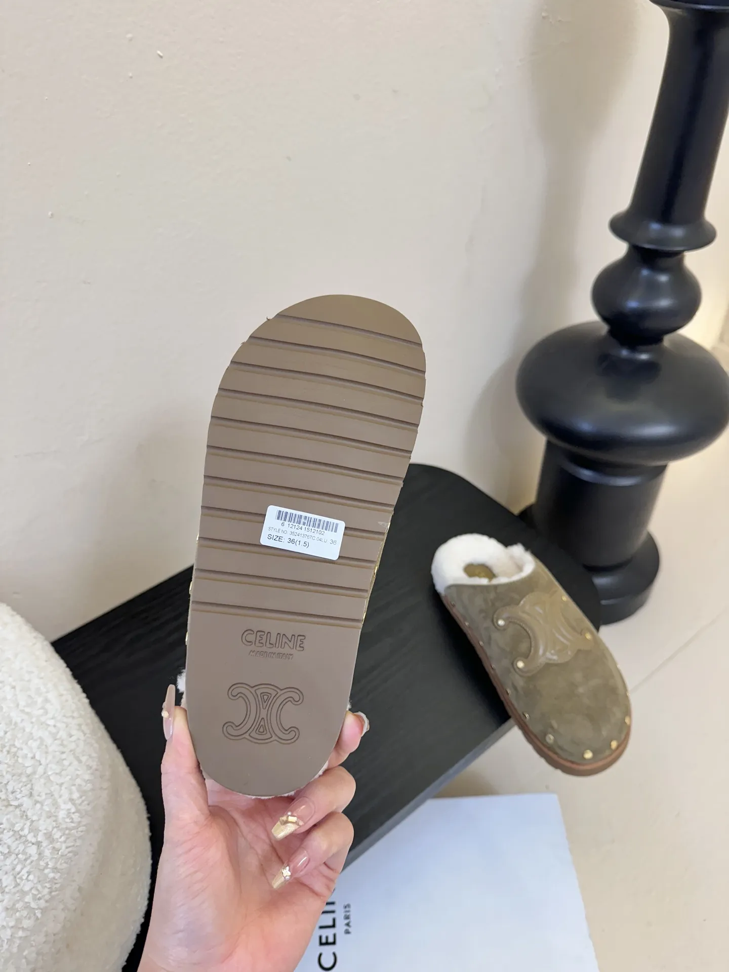 💰280 CELINE·思琳 赛琳最新呈现PITEA木屐羊毛厚底穆勒鞋毛拖系列。顶级版本后跟原版牛皮包中底3D立体logo,原版定制羊毛完美契合专柜颜色,原版私模进口材质多层组合大底。女码:35-39 4041定制