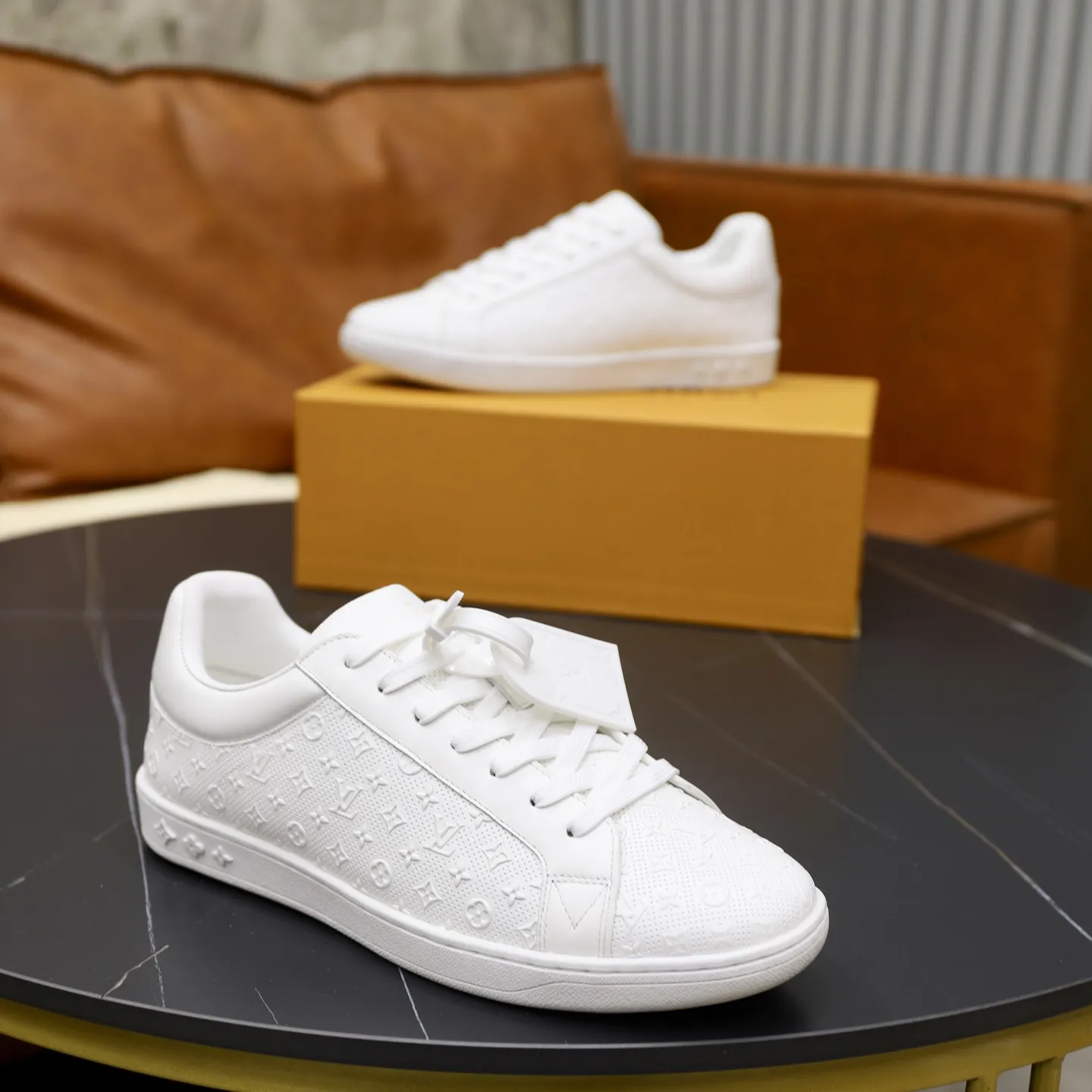 出厂价:260💰顶级原单 品牌:【LOUIS VUITTON 】LV.路易威登 材质: 原工厂牛皮材料 1:1原板大底 舒适内里 款式类型:休闲运动 板鞋 等级:专柜品质 顶级原单 颜色:实物图片色 码数:38–44(45定制)