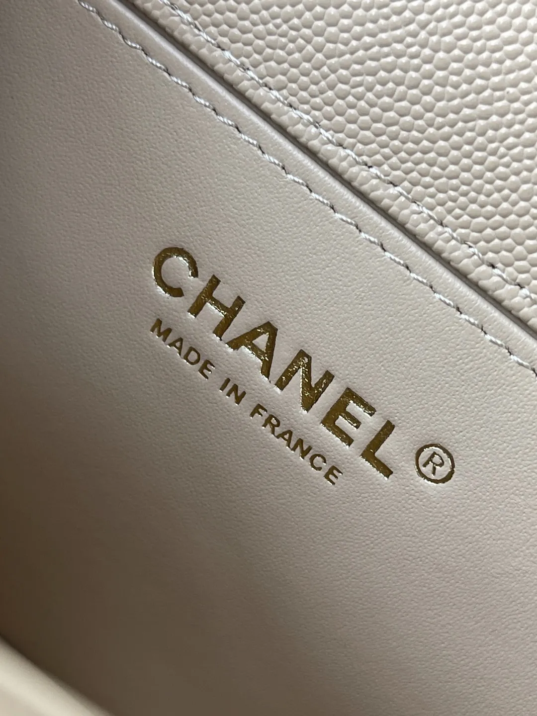 顶级货_厂p650 法国&bull;高端定制品 Chane1 Classic Bag A67086 leboy-鱼子酱辣妈款 2020年Chane1最新概念～经典辣妈系列 时尚、高雅、尊贵！一直是国际明星、贵妇们必备的时尚宠儿。 结合一切经典的创作思维，这款包是Karl Lagerfeld和新任总监Virginie Viard一起设计的 也是老佛爷给我们留下最后的礼物 简直是小香一切经典元素的结合，辣妈款包型经典、时尚、贵气大方，让人一眼钟情！ 看到它的第一眼的时候 Always miss him可手拿斜挎侧背肩背手提 简直是一款完美百搭包！ 大师傅精工打造，细节完美无瑕，采用顶级复古五金配件+进口鱼子酱牛皮，内配专柜同版小羊皮内里，摸起来手感很柔软的很舒服 喜翻～ 时尚在转动，但经典永远不变！ size：底长24.5-高14-宽9CM 肩带长度104CM 【实物更给力哦】