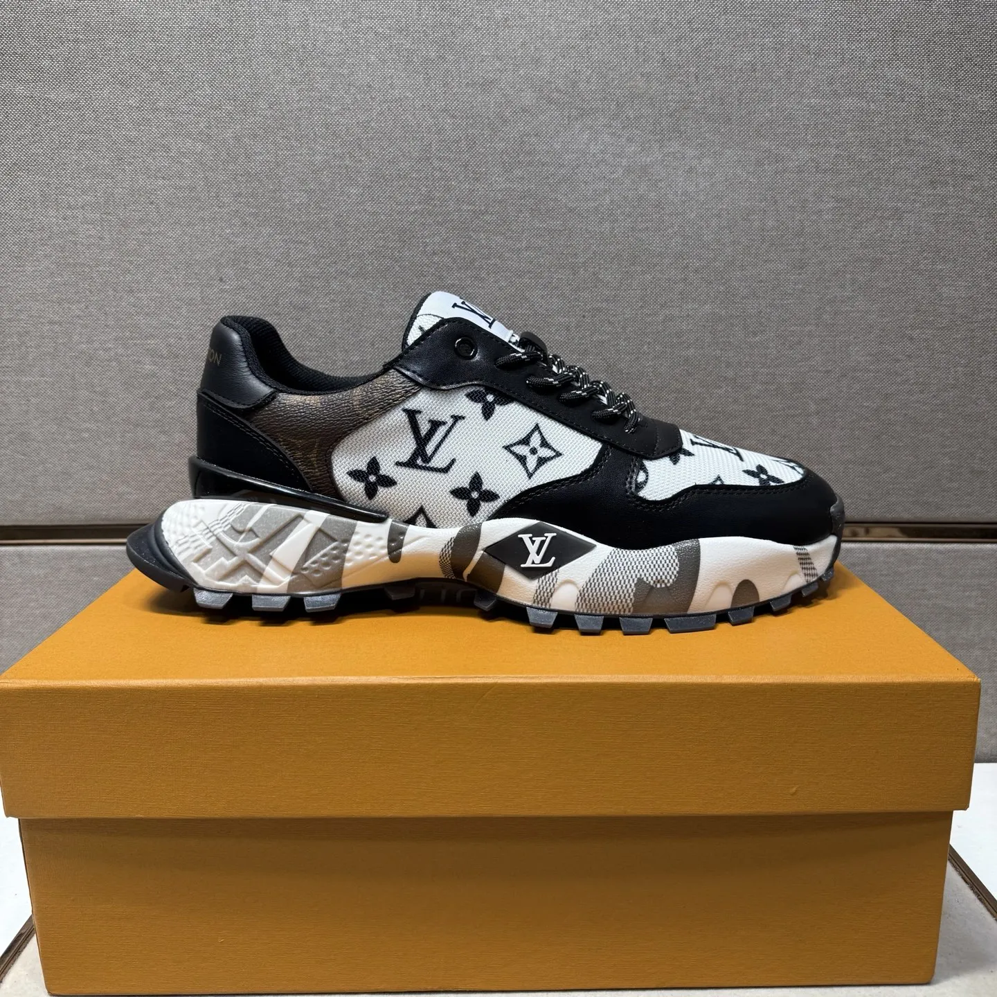 ⬛️出厂价p241【LV~】男士休闲鞋 2025z柜同步发售 🔶码数:38-44#️⃣ 🔷2个颜色🔜鞋面选用多材质拼接➕网布内里,舒适透气,鞋底:原版舒适耐磨大底,⚠️实物📱拍摄🎬实物更赞📢📢📢