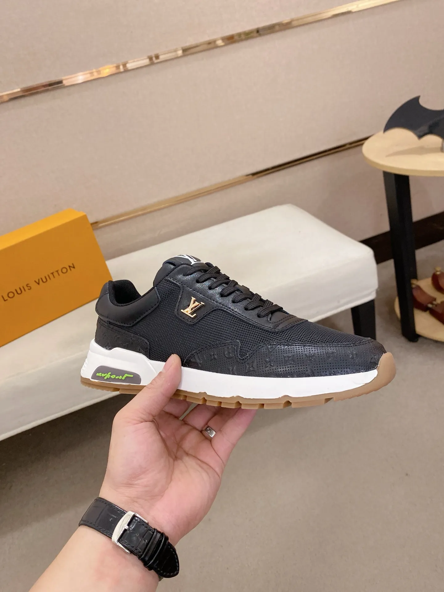 工厂价:241💰🇮🇹🇮🇹LV 路易威登。最新潮鞋休闲鞋实体店爆款38-44码。 新品春夏季舒适进口定制原版牛皮，独特提花面料元素设计。搭配羊皮内里，Lv原版底，[太阳][太阳]高端包装高品质💪细节决定品质、可随意进出专柜，欢迎对比🇮🇹