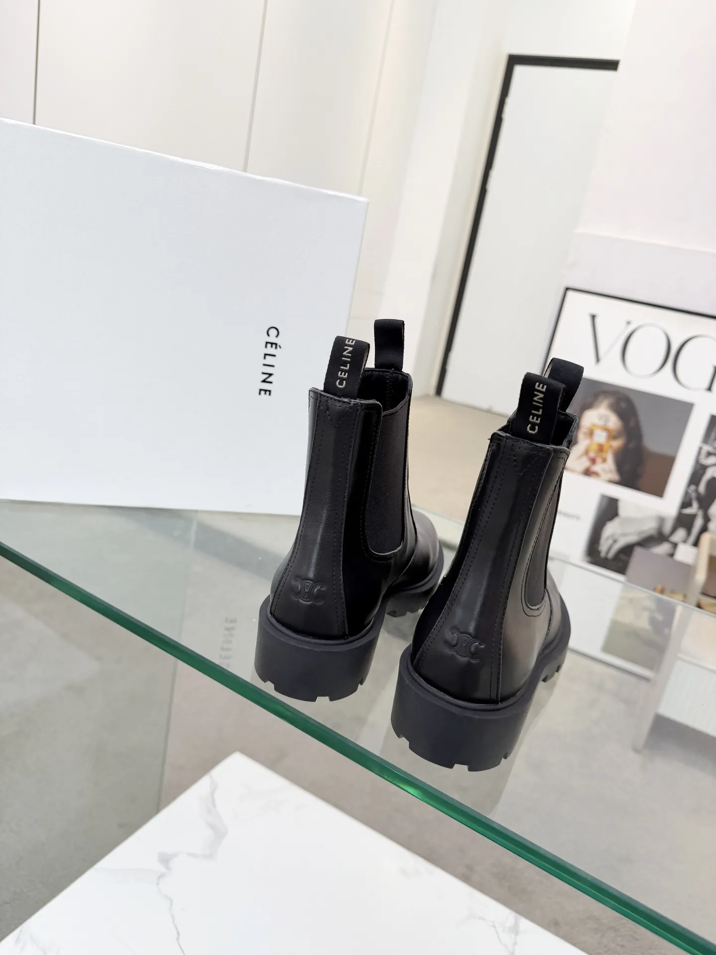 CELINE（赛琳）2025秋冬新款切尔西短靴💥鞋面采用小牛皮加经典压花Logo油边工艺🎵一款经典穿搭永不过时🌹 内里：羊皮，面料：头层小牛皮 码数：35-41，（41定做不退换） 出厂价：280