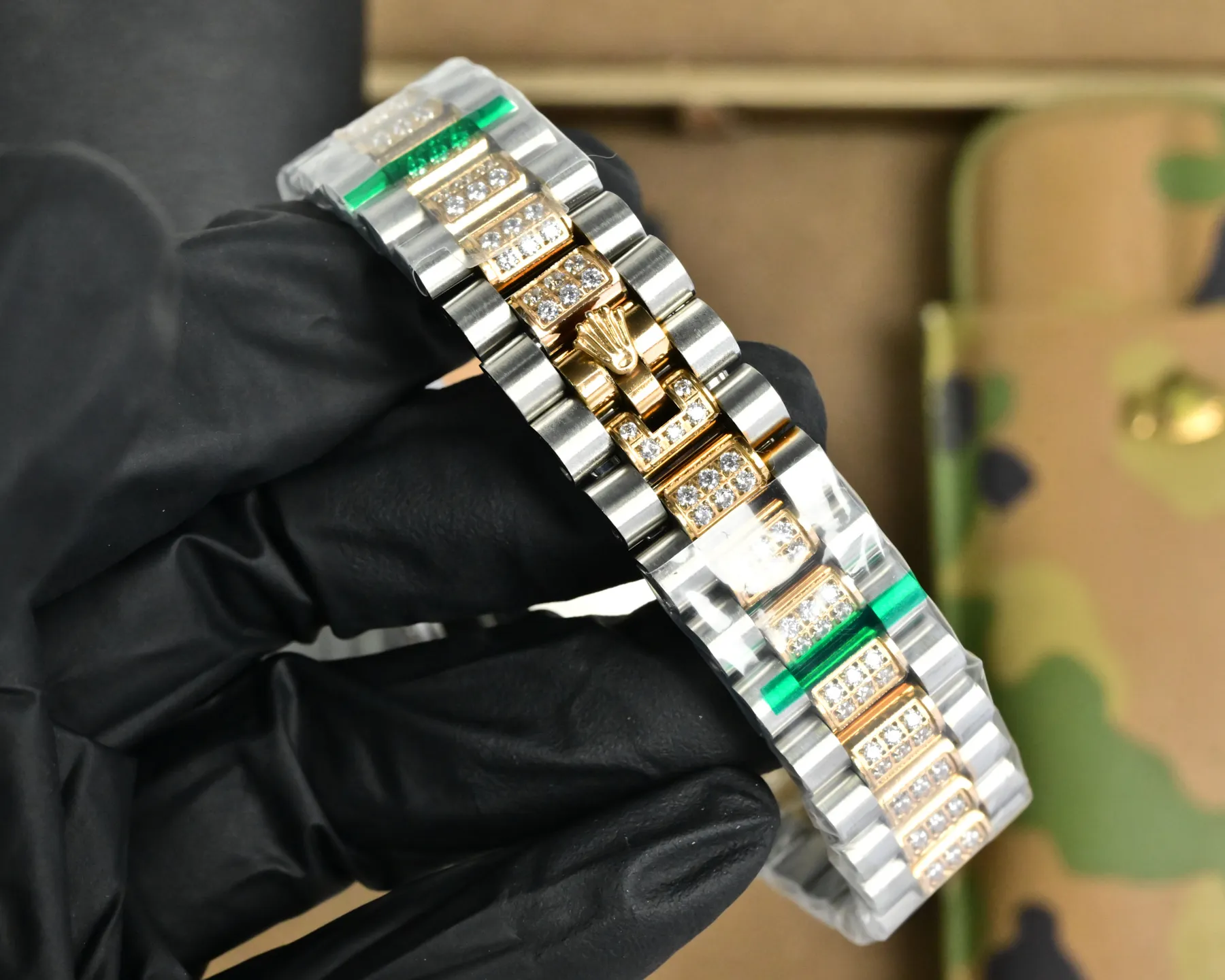 白壳880 玫金900 劳力士巅峰之作.升级版全网最具性价比劳力士 星期日志型满天星40mm 满钻土豪版奢华18k纳米技术！2000+颗AAA锆石精心打造！采用全自动进口机械机芯改版刻字3255机芯，整壳同钢带均为镶嵌施华洛世奇水晶钻！使的灯光下闪耀效果更佳！全新搭配三组中钻钢带！41mm原装尺寸，真空电镀不掉色，送礼最佳奢华推荐！