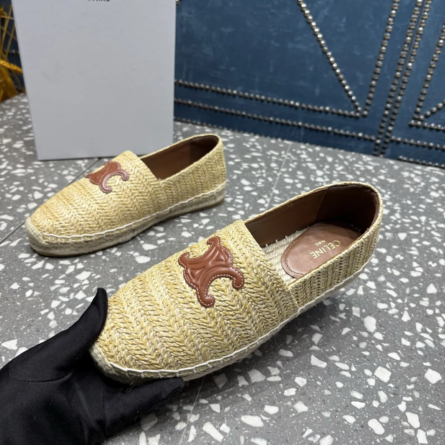 Celine 赛琳渔夫鞋 鞋面：PP草/牛皮 内里：羊皮 中底：麻绳编织 大底：防滑橡胶底 码数：35-41码（40.41订制不退不换） 价格:💰250