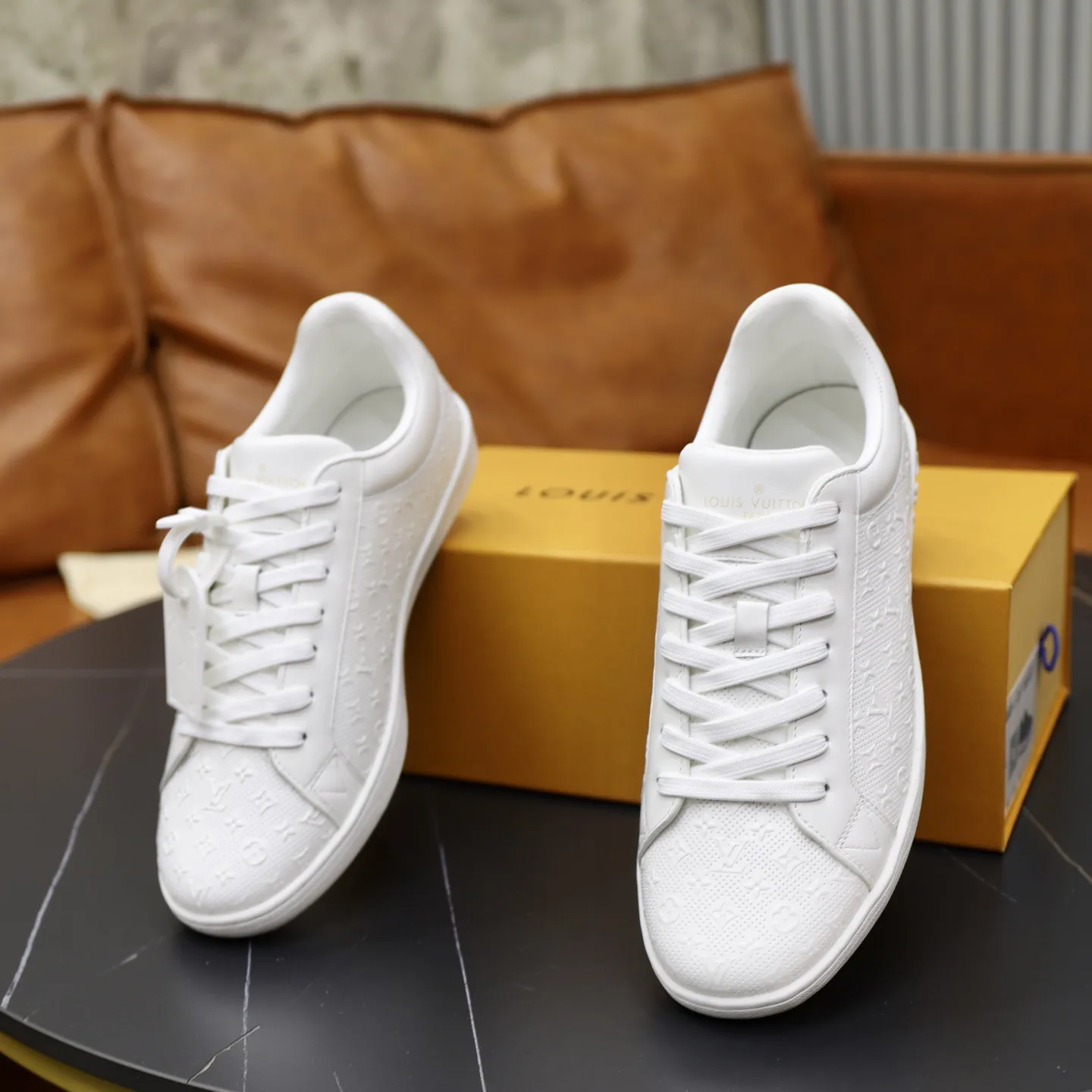 出厂价:260💰顶级原单 品牌:【LOUIS VUITTON 】LV.路易威登 材质: 原工厂牛皮材料 1:1原板大底 舒适内里 款式类型:休闲运动 板鞋 等级:专柜品质 顶级原单 颜色:实物图片色 码数:38–44(45定制)