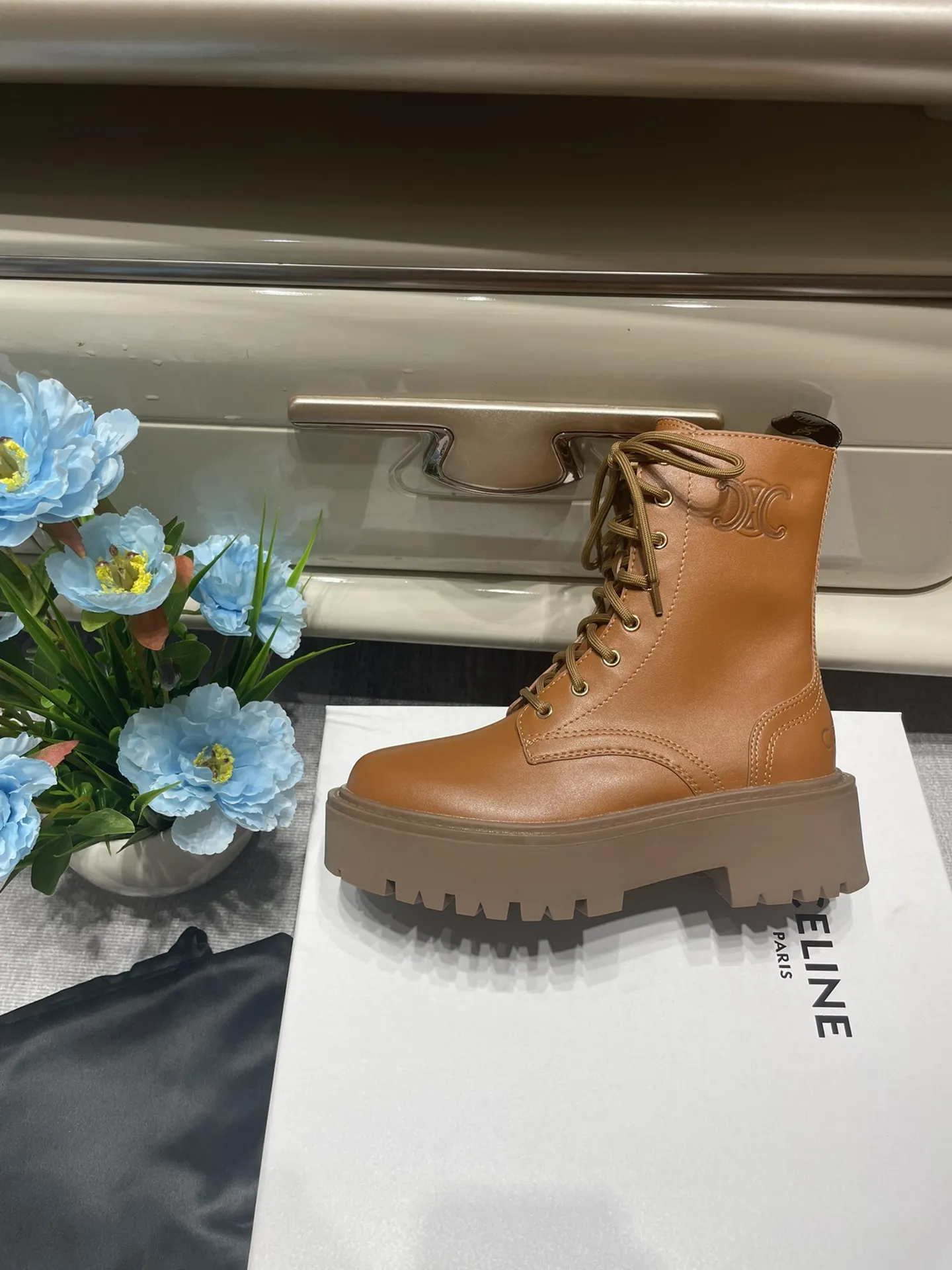 橙子出厂价💰150 CELINE 赛琳秋冬新款 系带厚底短靴 机车靴马丁靴 两个颜色选择，质量杆杆的，系带休闲，上脚很机车有范，推荐给大家！ 颜色：黑色、棕色 码数：35-40