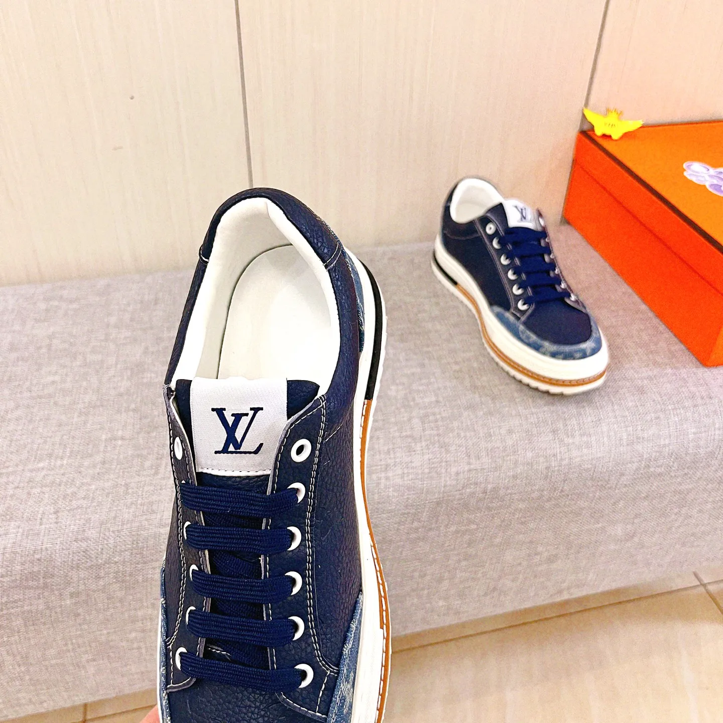 🚘🚘工厂批 220💰🔥【LV】🔥路易威登男鞋高端品牌 官网1：1最新力作：鞋面采用意大利进口头层牛皮搭配舒适透气内里➕原版防滑耐磨大底制作🔥，让行走更加便捷舒适！独家新款，惊世之作，与官方的质量相比美的1：1复刻[色]！打造时尚个性衬托你的与众不同！潮男必备!经典🔥尺码:38-44 颜色： 🔥 2⃣️色可选🔥