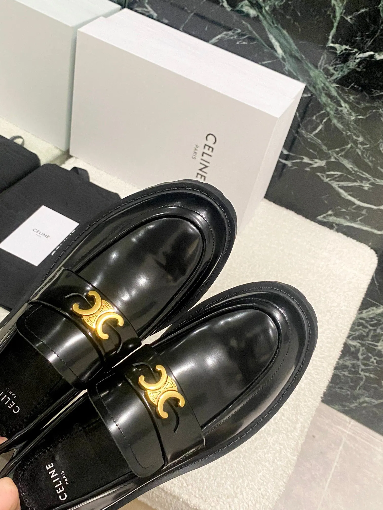 橙子出厂价💰115 CELINE 赛琳 凯旋门厚底乐福鞋单鞋 英伦风小皮鞋 这一季的赛琳真的是开了挂✔️龙年必须要入手一双celine乐福鞋 ，复古风经典款 超级百搭 简单大气 无论裙装裤装都能随意搭配 妥妥的颜霸 上脚无不彰显它的品牌气息 鞋面：特定开边珠牛皮 码数：35-40