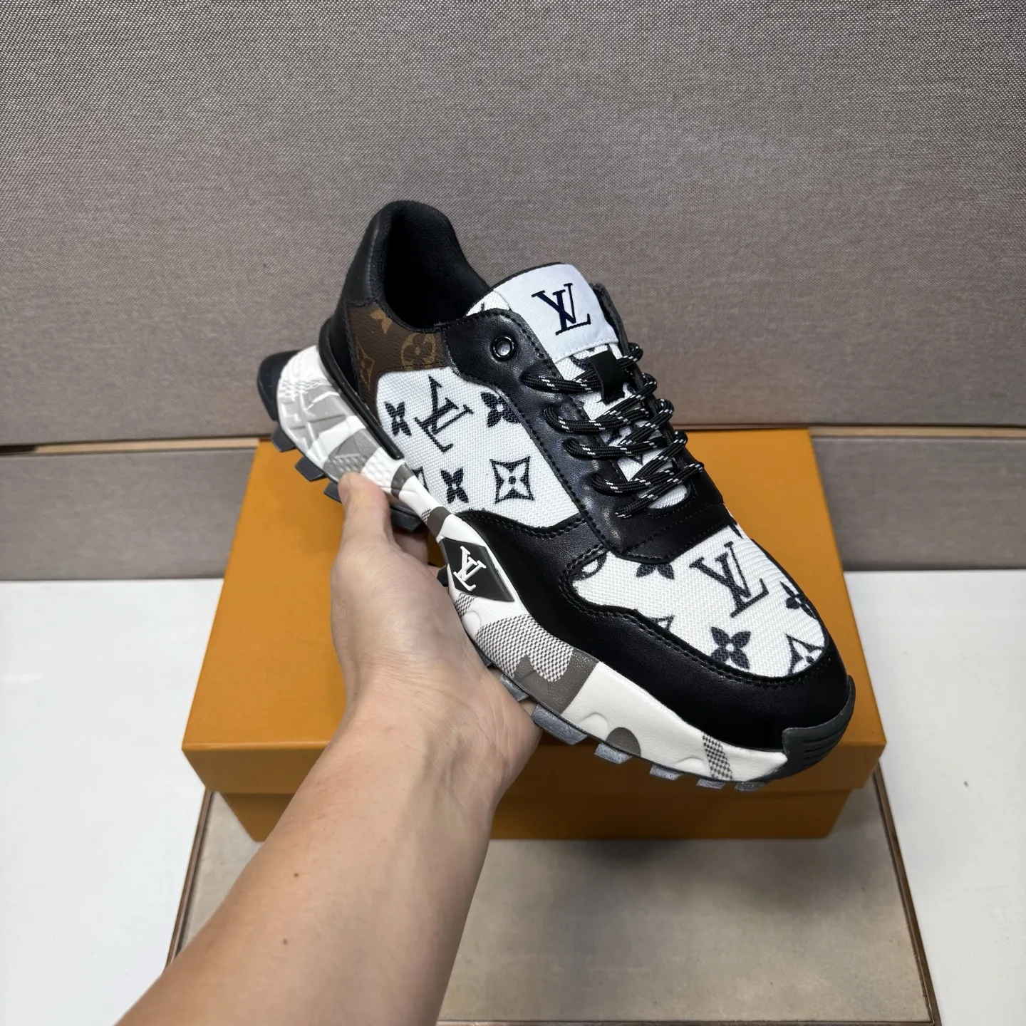 ⬛️出厂价p241【LV~】男士休闲鞋 2025z柜同步发售 🔶码数:38-44#️⃣ 🔷2个颜色🔜鞋面选用多材质拼接➕网布内里,舒适透气,鞋底:原版舒适耐磨大底,⚠️实物📱拍摄🎬实物更赞📢📢📢