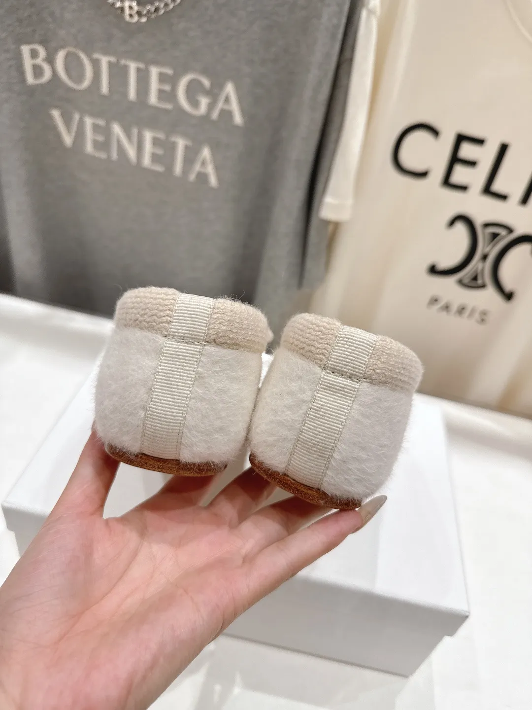 高版本出厂💰260 CELINE*赛琳F018 2025ss新款玛丽珍平底乐福鞋单鞋 网红爆款来袭！各大网红抢先体验、Celine网红ins种草神器、非常仙女风、气场十足单品、设计风格非常新颖、高档且非常舒适.原版一比一定制！绝对原单做法！ ✔面料：进口混纺羊毛 ✔内里：羊皮 ✔大底：意大利真皮大底 ✔Size：35-40（40定做不退换）