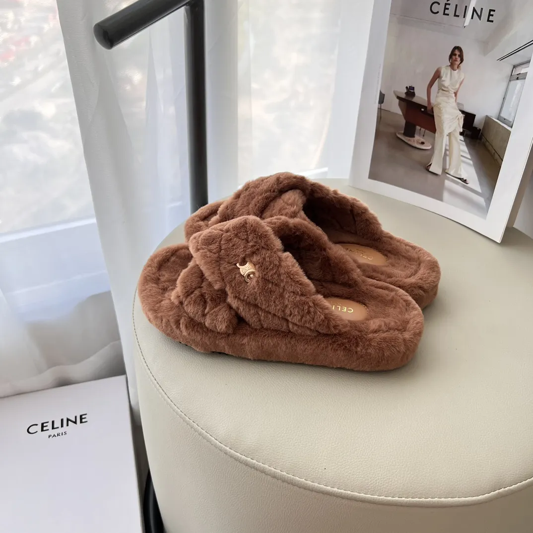 橙子出厂价💰95 CELINE 赛琳 2024秋冬新款 凯旋门毛毛拖鞋 太古里街拍热款 时尚穿搭 毛绒绒保暖 秋冬OoTd毛拖 鞋柜新品 ➤ 原版开模 代购版本 ➤ 环保小羊毛 ➤ 垫脚羊毛 ➤ 原版私膜大底 ➤ 全套专柜包装 Size:35-41