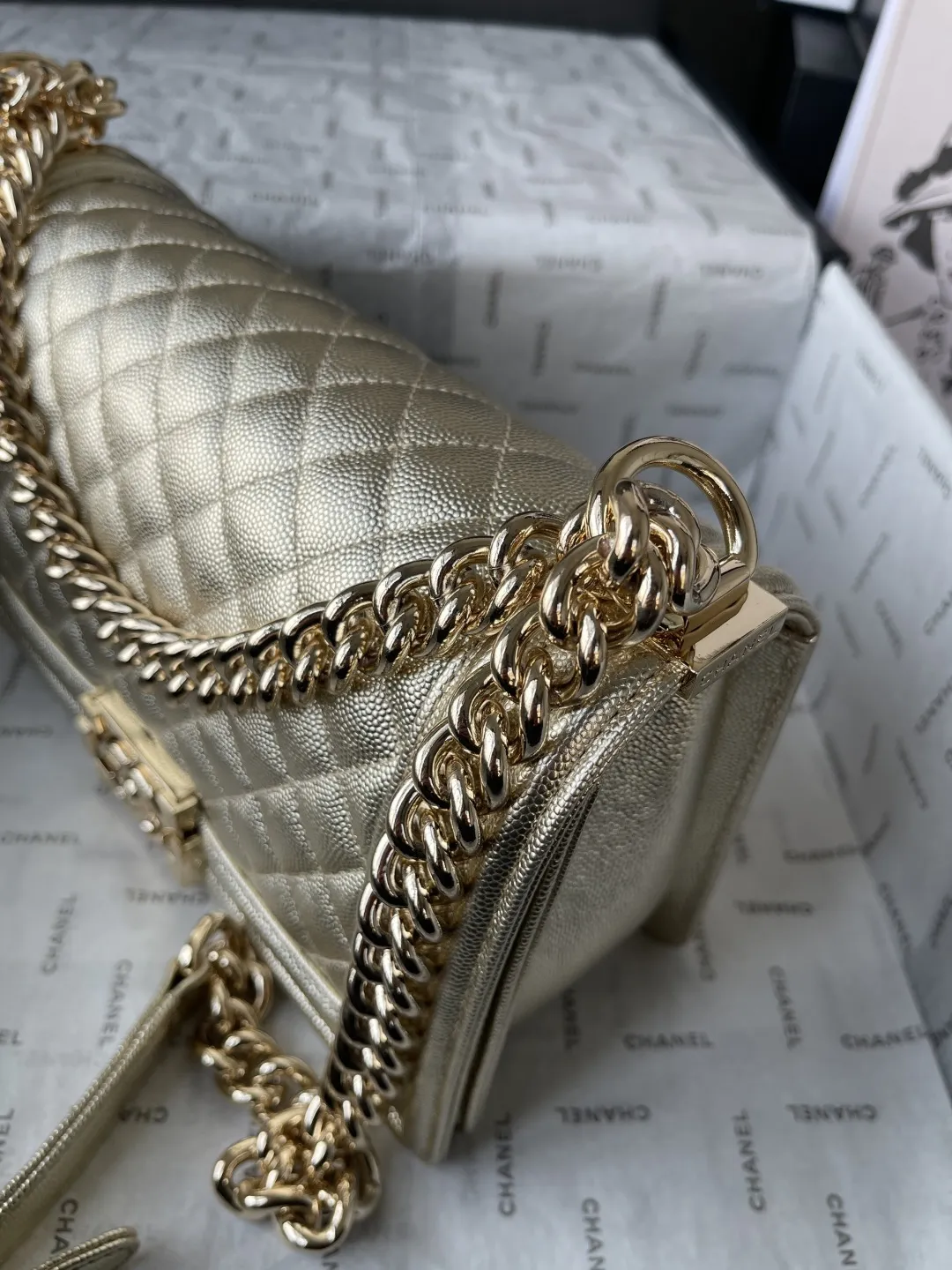 顶级货_厂p650 法国&bull;高端定制品 Chane1 Classic Bag A67086 leboy-鱼子酱辣妈款 2020年Chane1最新概念～经典辣妈系列 时尚、高雅、尊贵！一直是国际明星、贵妇们必备的时尚宠儿。 结合一切经典的创作思维，这款包是Karl Lagerfeld和新任总监Virginie Viard一起设计的 也是老佛爷给我们留下最后的礼物 简直是小香一切经典元素的结合，辣妈款包型经典、时尚、贵气大方，让人一眼钟情！ 看到它的第一眼的时候 Always miss him可手拿斜挎侧背肩背手提 简直是一款完美百搭包！ 大师傅精工打造，细节完美无瑕，采用顶级复古五金配件+进口鱼子酱牛皮，内配专柜同版小羊皮内里，摸起来手感很柔软的很舒服 喜翻～ 时尚在转动，但经典永远不变！ size：底长24.5-高14-宽9CM 肩带长度104CM 【实物更给力哦】