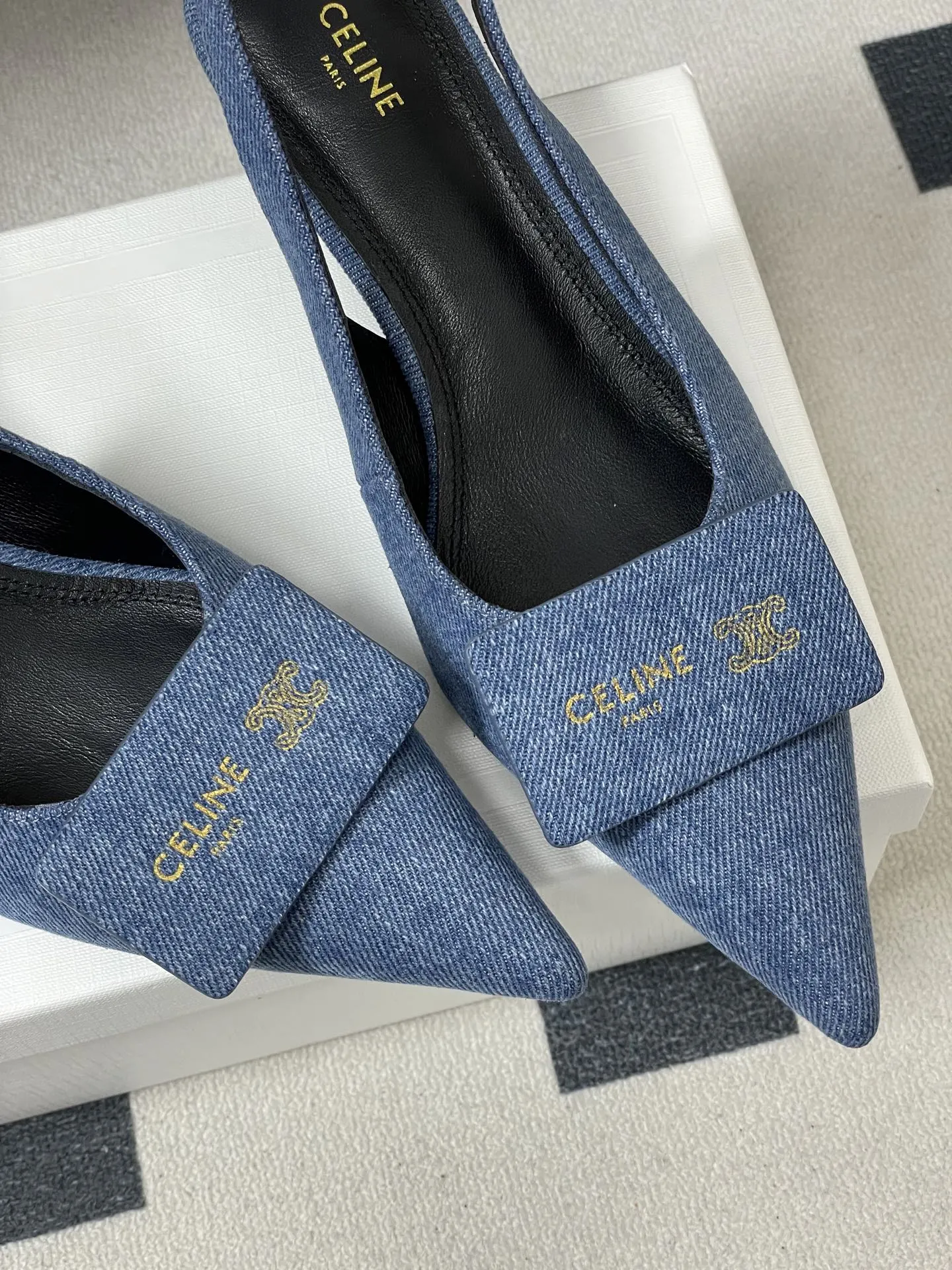 p280- 26Fw春夏新款CELINE 赛琳 思琳凯旋门小猫跟名片鞋方扣后空凉鞋 质感巨高级！鞋头那块&ldquo;金属铭牌&rdquo;设计绝了，既有品牌辨识度，又把法式慵懒和干练感揉在一起，后空绑带还特显脚踝细～ 尖头把脚型衬得巨好看，小猫跟走路也稳，通勤、约会都能穿。配黑西装是&ldquo;都市女精英&rdquo;，搭裙子又变&ldquo;法式氛围美人&rdquo;，感觉脚踩的不是鞋，是高级感开关啊！每走一步都像在散发&ldquo;姐很贵但很好搭&rdquo;的信号，谁能拒绝这种精致感啊～ 鞋身正面有小巧的CELINE金属徽标装饰，低调又凸显品牌辨识度，鞋内也印有品牌字样。平底设计搭配柔软皮质，兼顾了舒适度与日常实穿性，适合通勤、休闲等多种场合。 鞋面：羊皮 内里垫脚：羊皮 鞋底：意大利真皮大底 码数：35-39（40.41定做不退换）