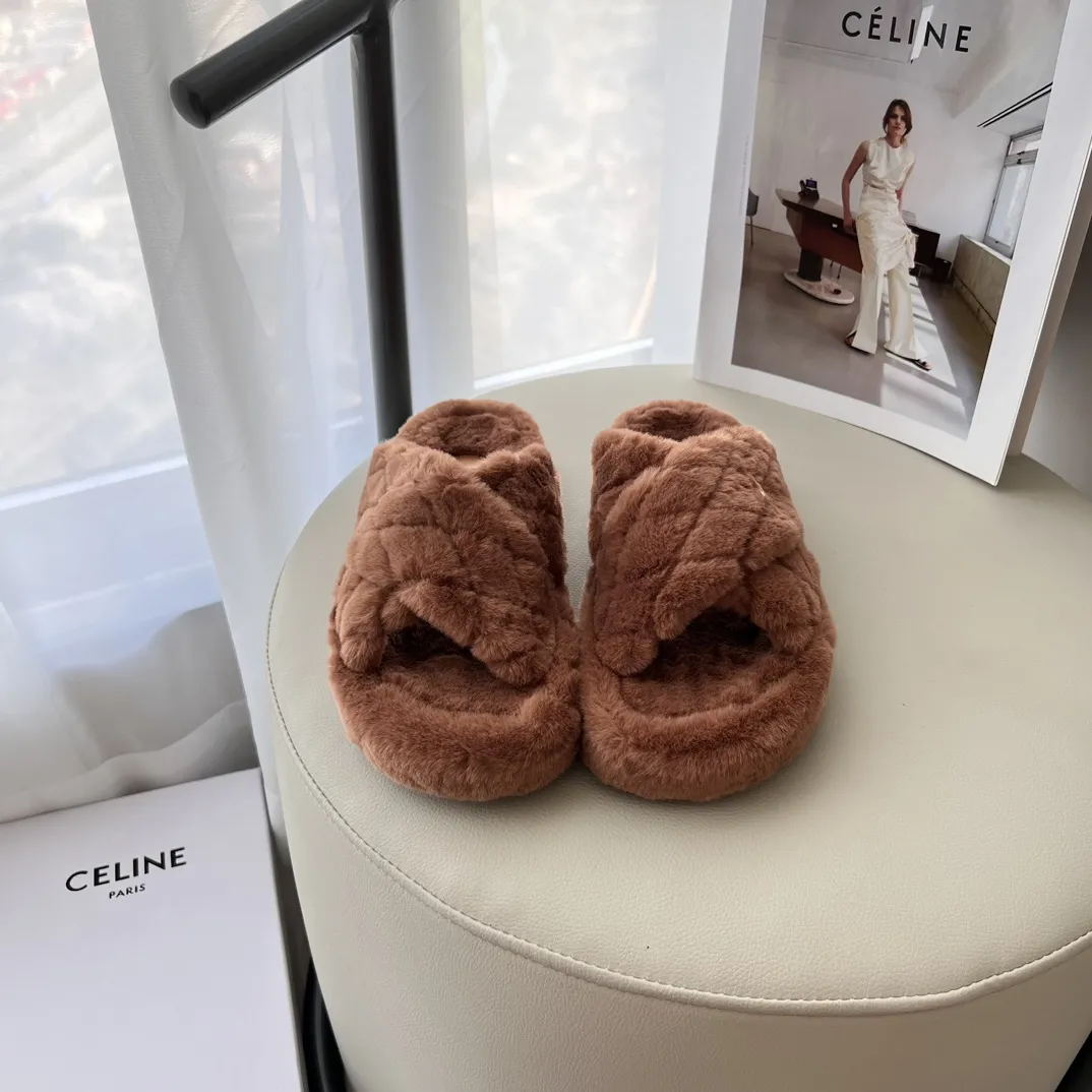 橙子出厂价💰95 CELINE 赛琳 2024秋冬新款 凯旋门毛毛拖鞋 太古里街拍热款 时尚穿搭 毛绒绒保暖 秋冬OoTd毛拖 鞋柜新品 ➤ 原版开模 代购版本 ➤ 环保小羊毛 ➤ 垫脚羊毛 ➤ 原版私膜大底 ➤ 全套专柜包装 Size：35-41