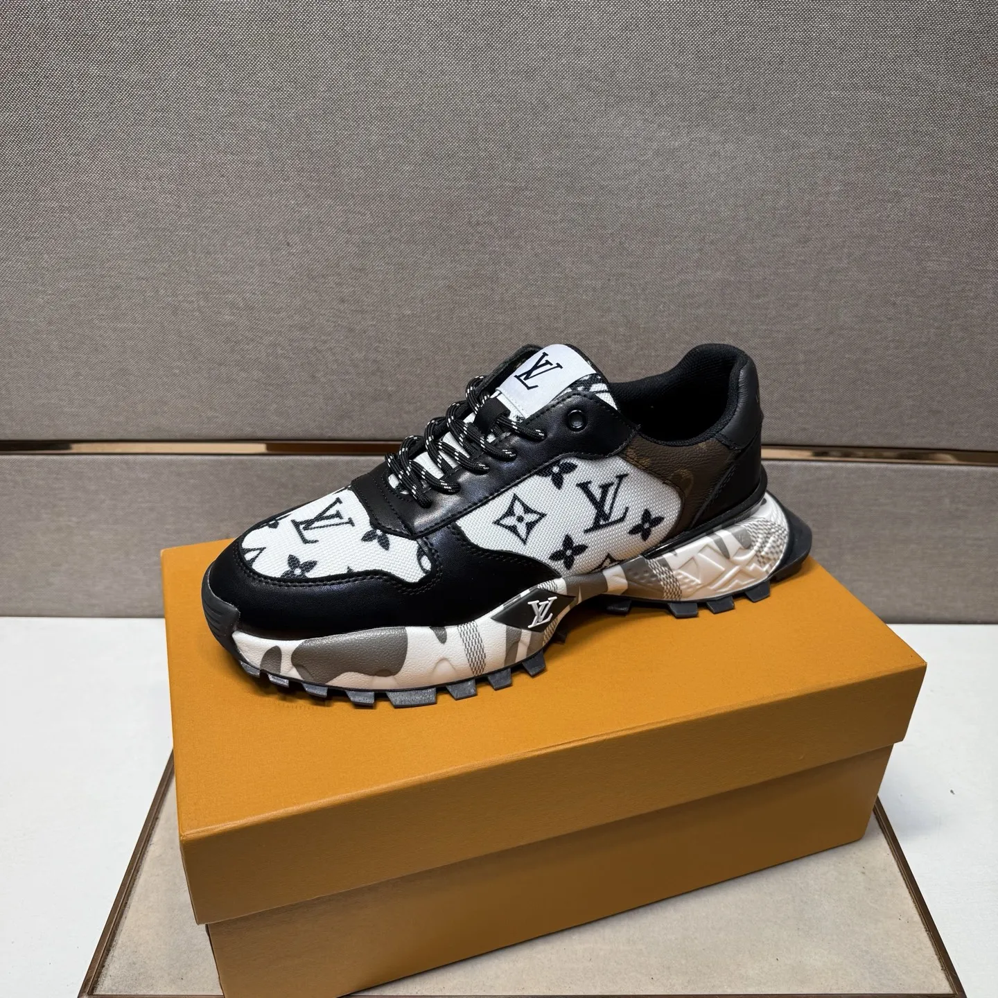 ⬛️出厂价p241【LV~】男士休闲鞋 2025z柜同步发售 🔶码数:38-44#️⃣ 🔷2个颜色🔜鞋面选用多材质拼接➕网布内里,舒适透气,鞋底:原版舒适耐磨大底,⚠️实物📱拍摄🎬实物更赞📢📢📢