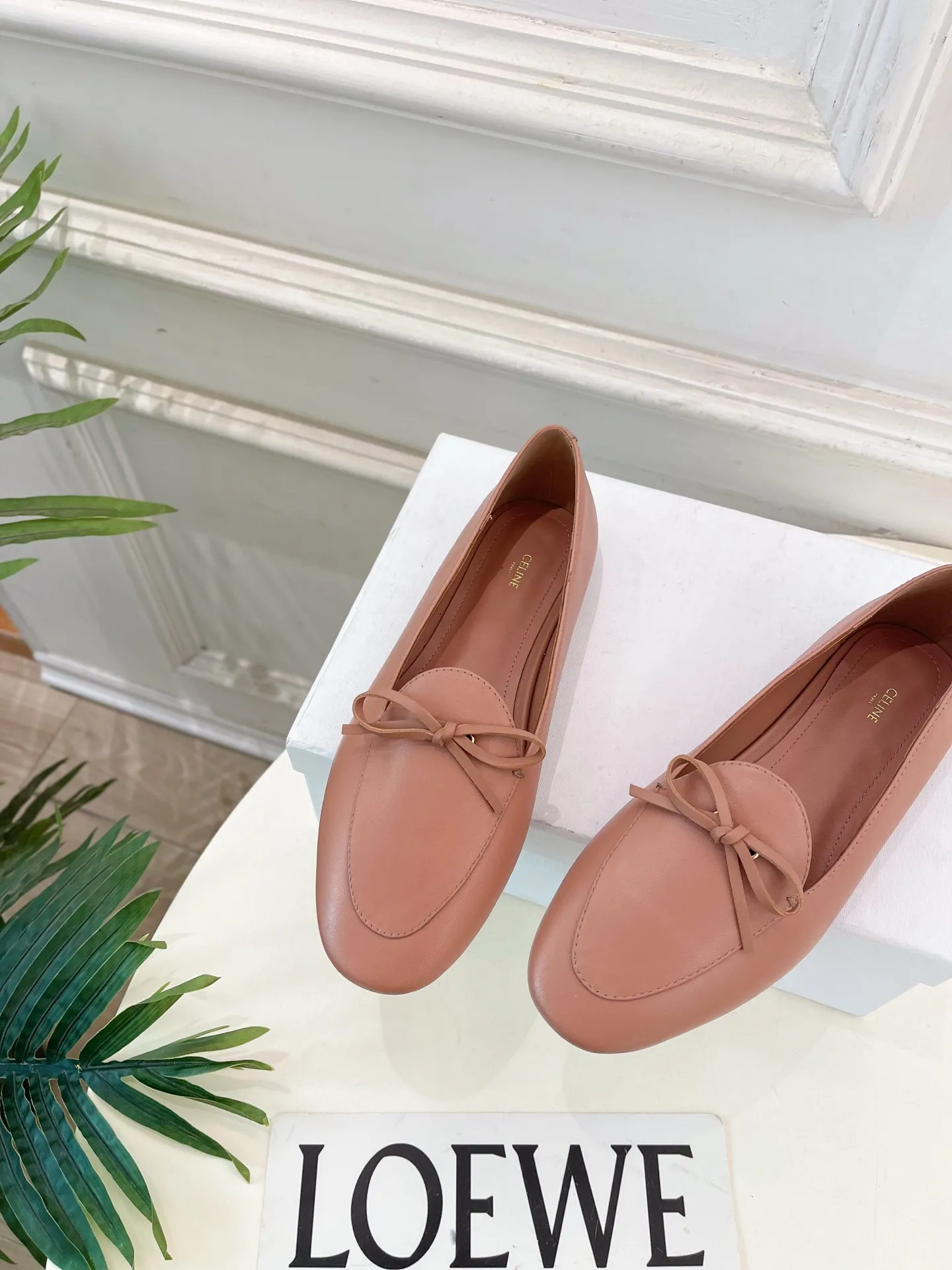 CELINE | 赛琳 26𝐬𝐬 💛2026春夏新品 复古蝴蝶结平底乐福鞋上新! 🔜BS 这一季的赛琳真的是开了挂、太有特色了 今年必须要入手一双celing 小白鞋 ,复古风经典款 超级百搭 简单大气 无论裙装裤装都能随意搭配 妥妥的颜霸 无不彰显它的品牌气息。 ━━━━━ ЅᏇєєt ━━━━━ ▪️鞋面:特定进口小羊皮 ▪️内里:进口羊皮里 ▪️大底:原版进口真皮大底 ▪️底高:平底 ▪️鞋码: 35-39(40.41定制不退换) ▪️出厂价:💰280