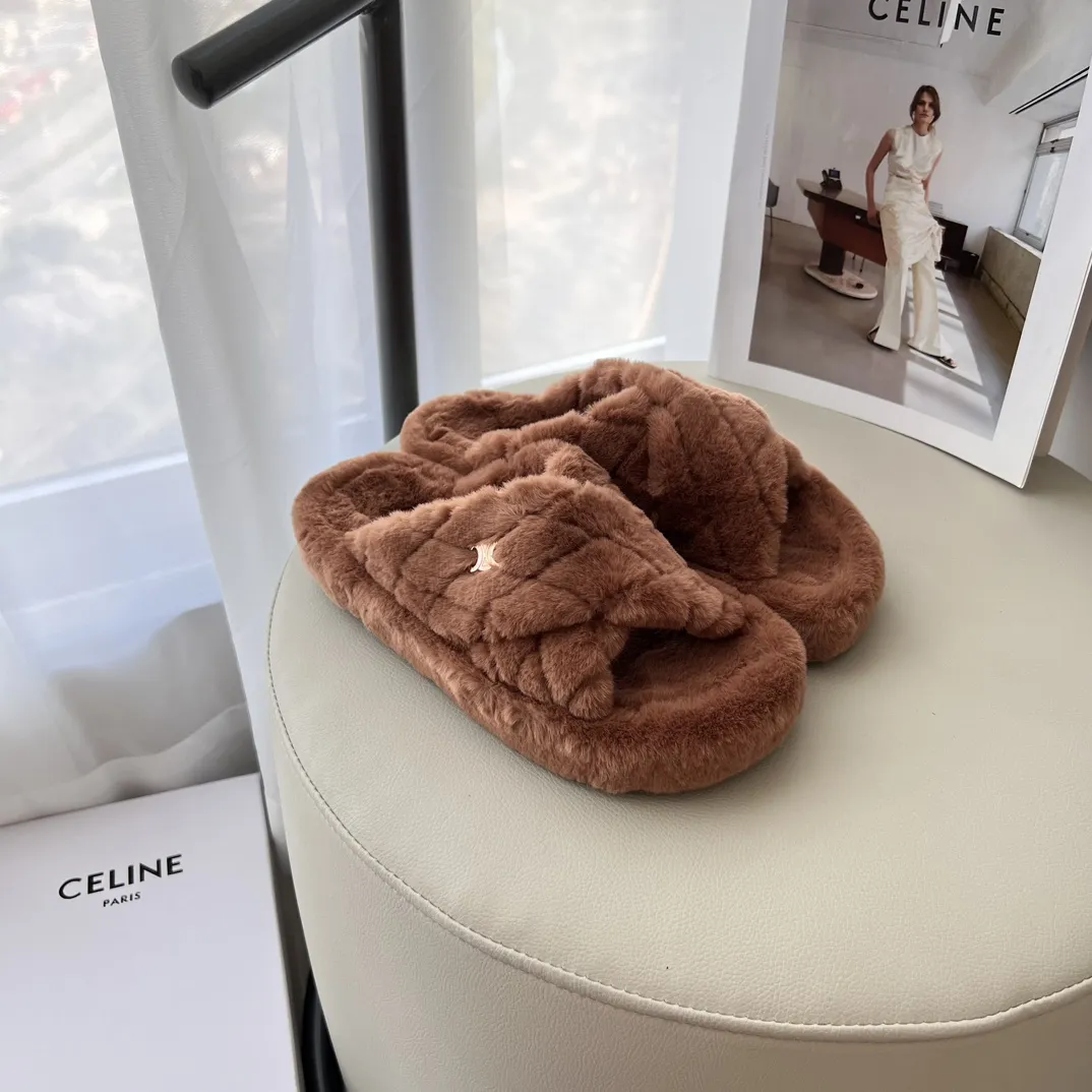橙子出厂价💰95 CELINE 赛琳 2024秋冬新款 凯旋门毛毛拖鞋 太古里街拍热款 时尚穿搭 毛绒绒保暖 秋冬OoTd毛拖 鞋柜新品 ➤ 原版开模 代购版本 ➤ 环保小羊毛 ➤ 垫脚羊毛 ➤ 原版私膜大底 ➤ 全套专柜包装 Size：35-41