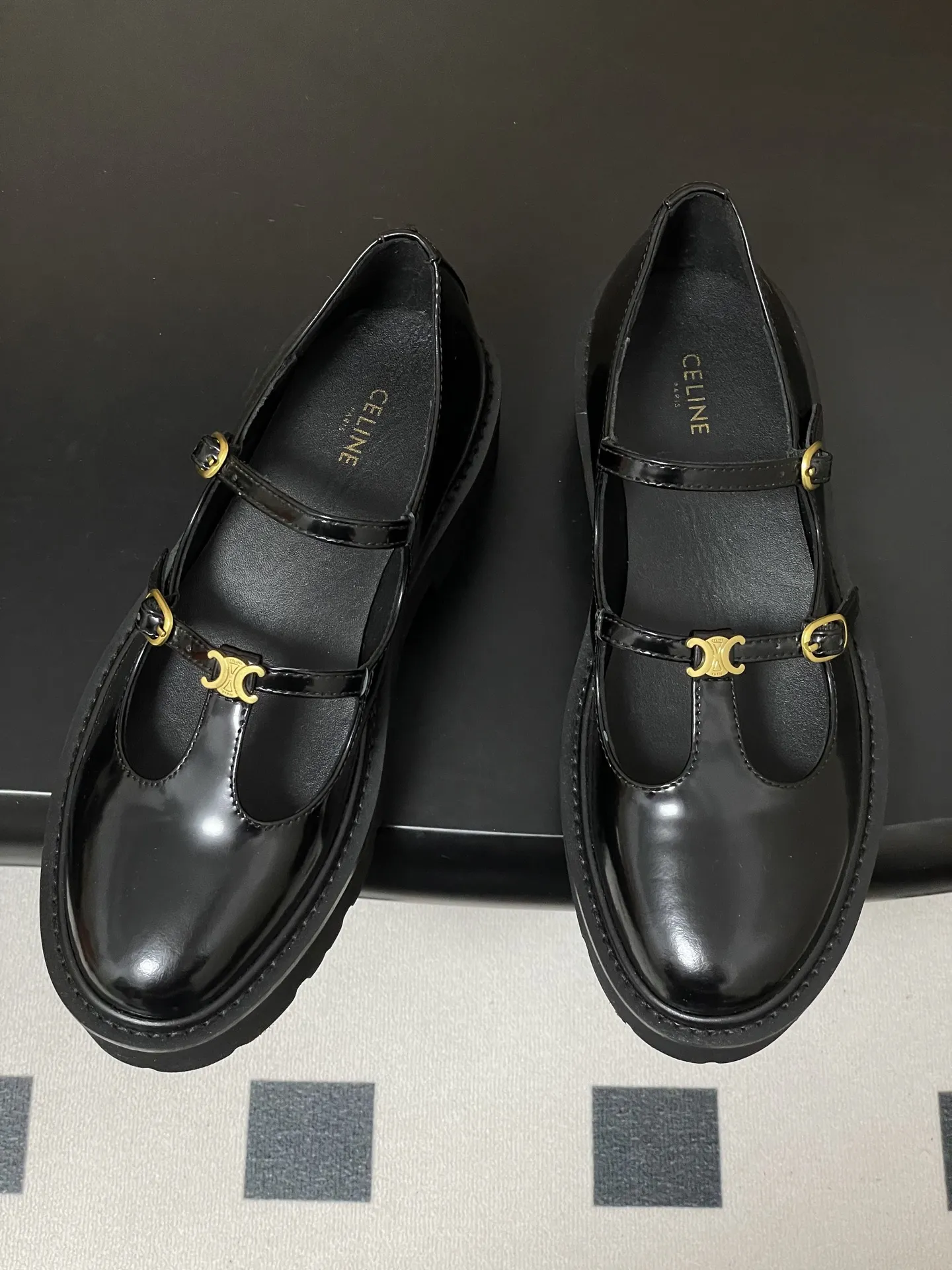 p310-顶级品质 26Fw春夏新款 CELINE 赛琳/思琳 凯旋门厚底玛丽珍鞋搭扣T字带布洛克增高乐福鞋 复古玛丽珍鞋型，搭配T字带+凯旋门金属扣，品牌标志性元素，辨识度高，既有复古优雅感，又带点甜酷的&ldquo;千金风&rdquo;。 厚底设计既能隐形增高，又比细跟更稳；内里多为真皮材质，透气不闷脚。鞋头是小方圆头，不挤脚且修饰脚型；适配裙装、裤装，日常/轻正式场合都能穿。 鞋面：定制牛皮 内里垫脚：牛皮 鞋底：真皮沿条/原版私模进口材质多层组合大底 跟高：5cm 码数：35-39（40.41定做不退换）