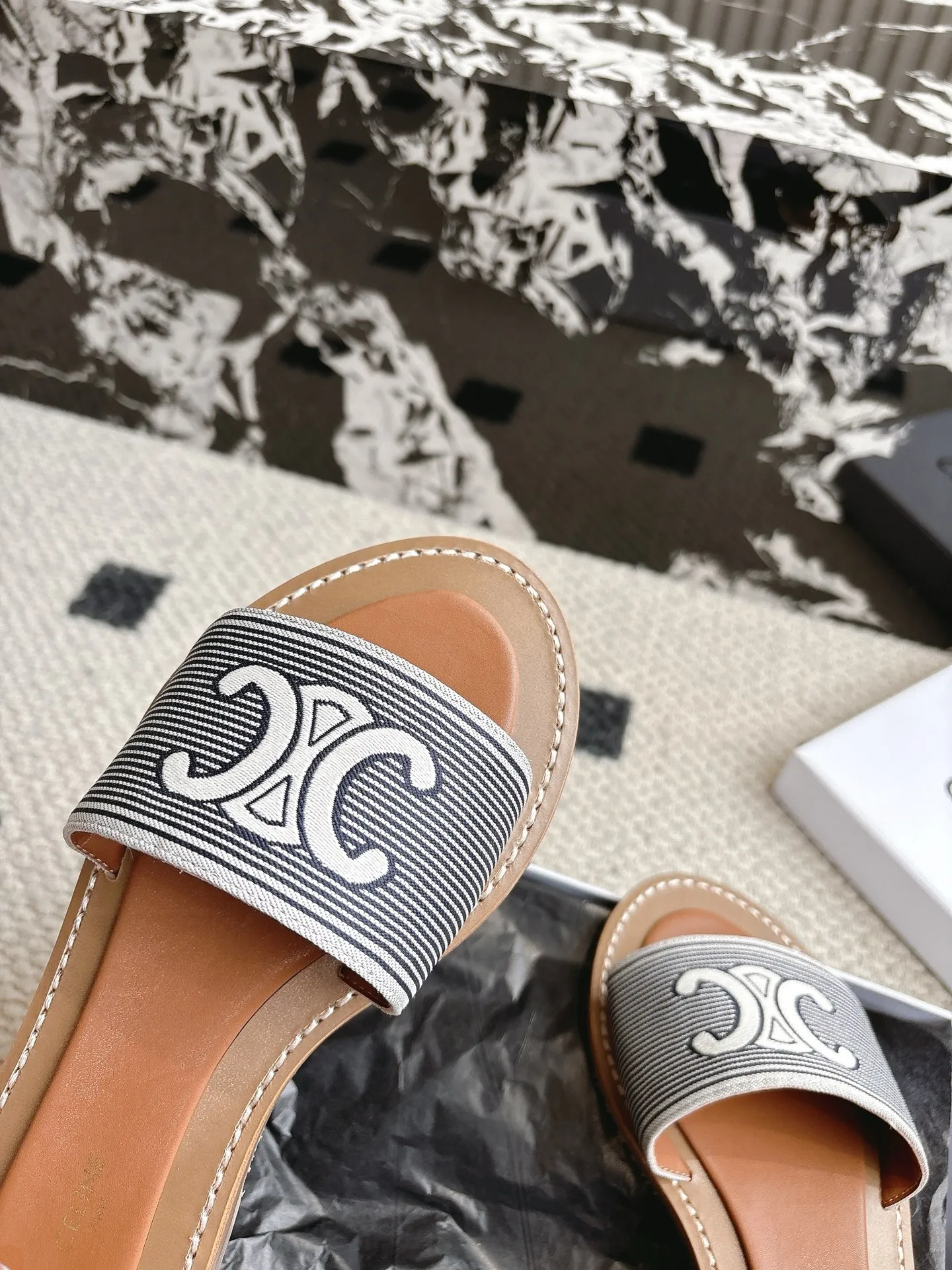 💰260 #顶级版本 Celine 赛琳 25/ 春夏最新款复古凯旋门时髦 凉鞋 夏天搭配袜子 简直绝绝子了‼️复古的点上带上了满分时髦感颜值 绝✔️原版购入开发 依旧最高输出还原 ✔️面料：原版定制编织材料、 ✔️内里：牛皮 ✔️大底：原版开模真皮大底防滑底片 ✔️Size: #35-40（40订做不退换）