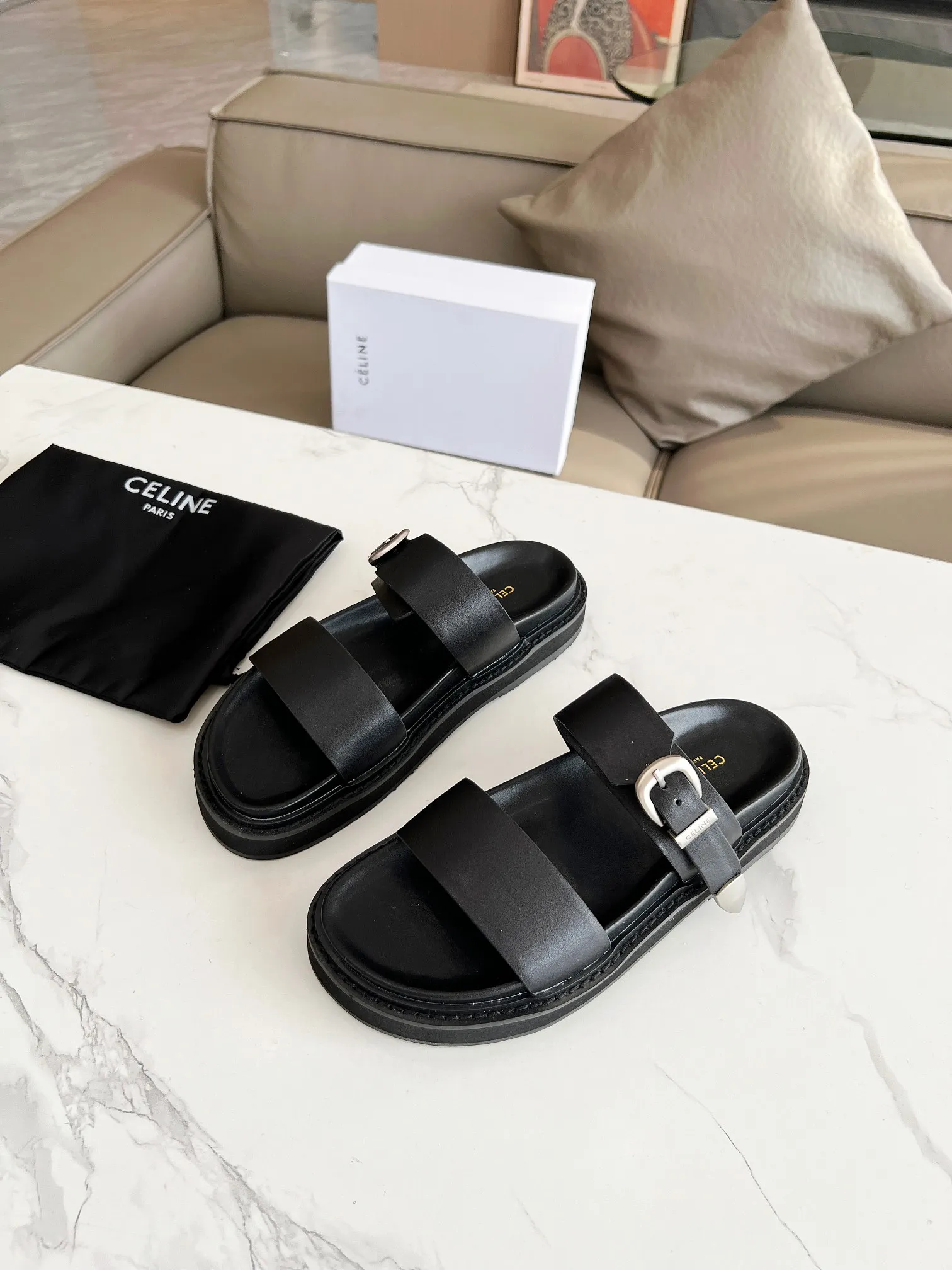 CELINE PARIS 2024拖鞋！🔥 🔥 这一季的赛琳又让我重新爱了它一次这季节美鞋太多😻 这款凉拖真是无敌好搭配！设计搭配金属扣作为点缀整体视觉特别耐看又好搭配👡 ！头层牛皮面，羊皮内里。原版油边工艺# celine #2024拖鞋 颜色：黑色，棕色，金色，银色 尺码：35-42（40，41.42.订做不退不换） 大底：生胶组合底 出厂价190