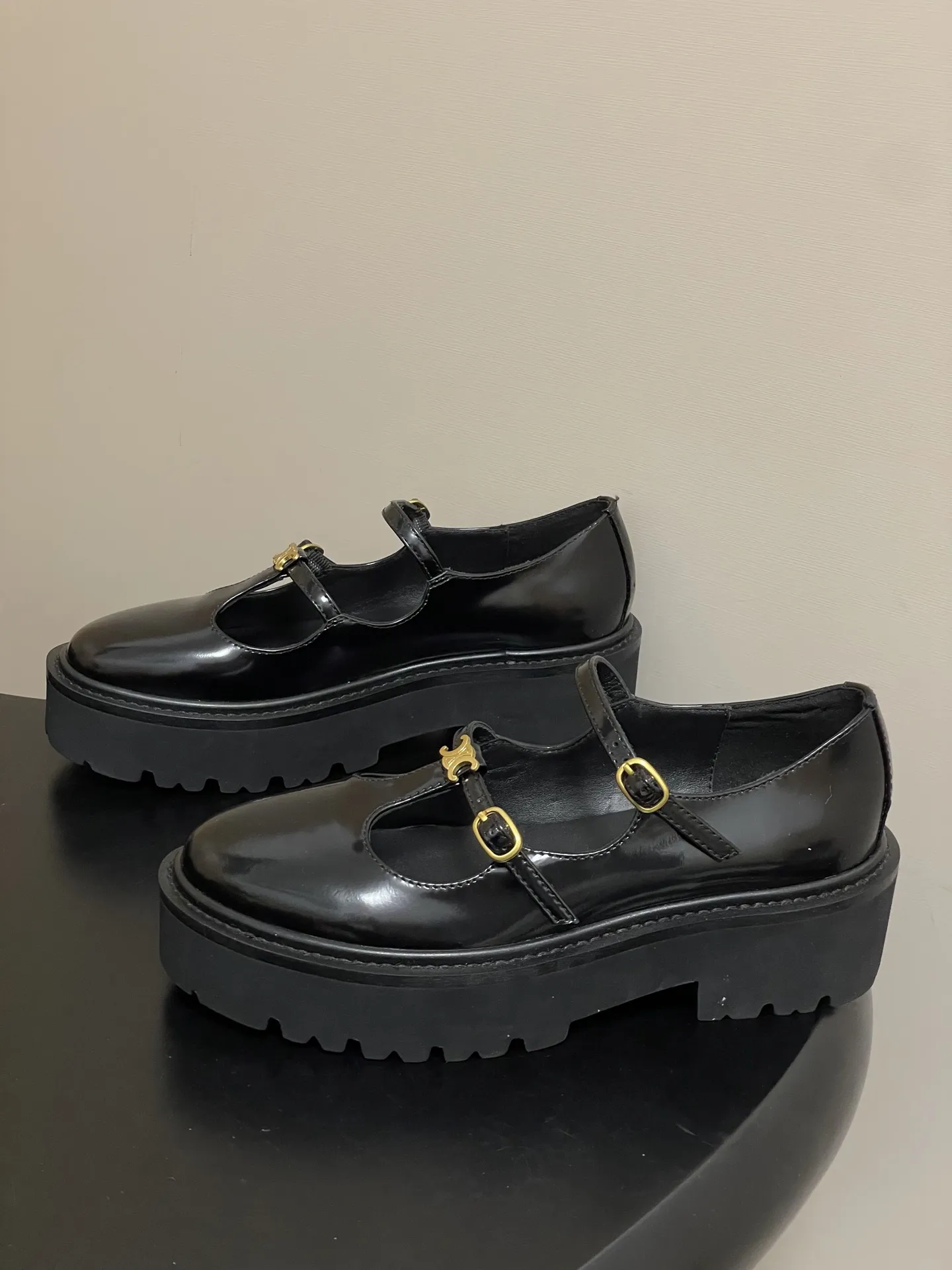 p310-顶级品质 26Fw春夏新款 CELINE 赛琳/思琳 凯旋门厚底玛丽珍鞋搭扣T字带布洛克增高乐福鞋 复古玛丽珍鞋型，搭配T字带+凯旋门金属扣，品牌标志性元素，辨识度高，既有复古优雅感，又带点甜酷的&ldquo;千金风&rdquo;。 厚底设计既能隐形增高，又比细跟更稳；内里多为真皮材质，透气不闷脚。鞋头是小方圆头，不挤脚且修饰脚型；适配裙装、裤装，日常/轻正式场合都能穿。 鞋面：定制牛皮 内里垫脚：牛皮 鞋底：真皮沿条/原版私模进口材质多层组合大底 跟高：5cm 码数：35-39（40.41定做不退换）