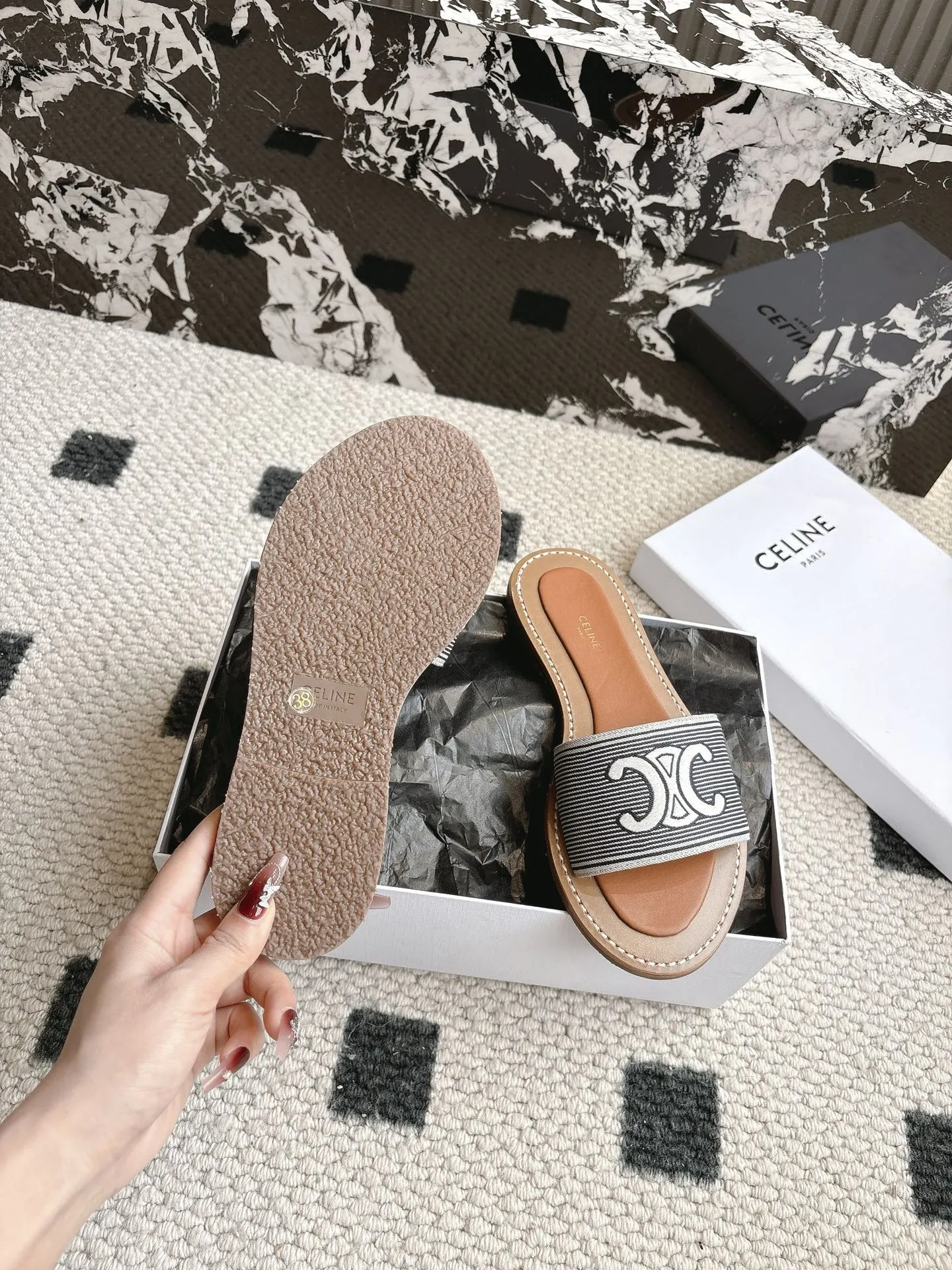 💰260 #顶级版本 Celine 赛琳 25/ 春夏最新款复古凯旋门时髦 凉鞋 夏天搭配袜子 简直绝绝子了‼️复古的点上带上了满分时髦感颜值 绝✔️原版购入开发 依旧最高输出还原 ✔️面料:原版定制编织材料、 ✔️内里:牛皮 ✔️大底:原版开模真皮大底防滑底片 ✔️Size: #35-40(40订做不退换)