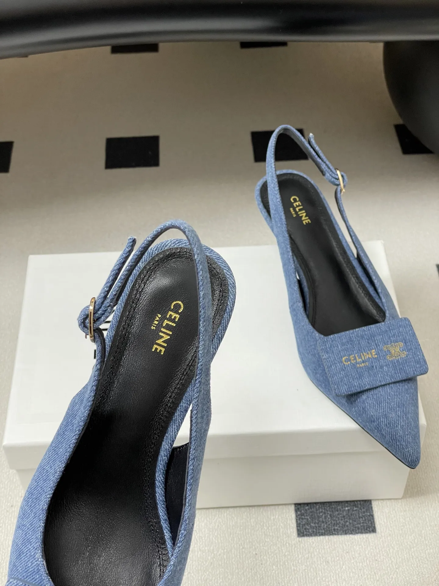 p280- 26Fw春夏新款CELINE 赛琳 思琳凯旋门小猫跟名片鞋方扣后空凉鞋 质感巨高级！鞋头那块&ldquo;金属铭牌&rdquo;设计绝了，既有品牌辨识度，又把法式慵懒和干练感揉在一起，后空绑带还特显脚踝细～ 尖头把脚型衬得巨好看，小猫跟走路也稳，通勤、约会都能穿。配黑西装是&ldquo;都市女精英&rdquo;，搭裙子又变&ldquo;法式氛围美人&rdquo;，感觉脚踩的不是鞋，是高级感开关啊！每走一步都像在散发&ldquo;姐很贵但很好搭&rdquo;的信号，谁能拒绝这种精致感啊～ 鞋身正面有小巧的CELINE金属徽标装饰，低调又凸显品牌辨识度，鞋内也印有品牌字样。平底设计搭配柔软皮质，兼顾了舒适度与日常实穿性，适合通勤、休闲等多种场合。 鞋面：羊皮 内里垫脚：羊皮 鞋底：意大利真皮大底 码数：35-39（40.41定做不退换）