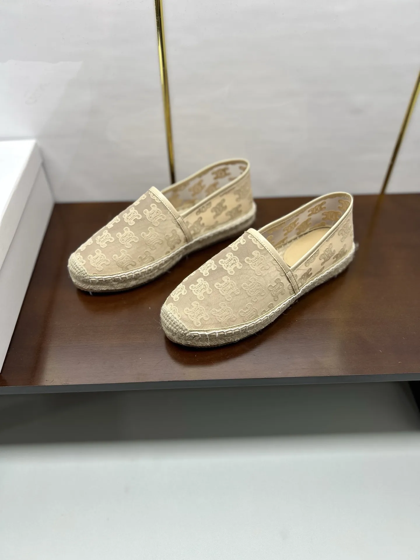 p180💰,2025新品💜Celine/赛琳 顶级代购货,最高版本渔夫鞋 专柜2025 早春 新款 Celine羊皮字母渔夫鞋系列 ⚡正品级⚡顶级货版本! 1⃣鞋面进口网纱绣花工艺 2⃣水染羊皮内里和垫脚、闪耀夺目、脚感好到爆! 3⃣麻绳编底 4⃣女款:35-40(41,42 定制)