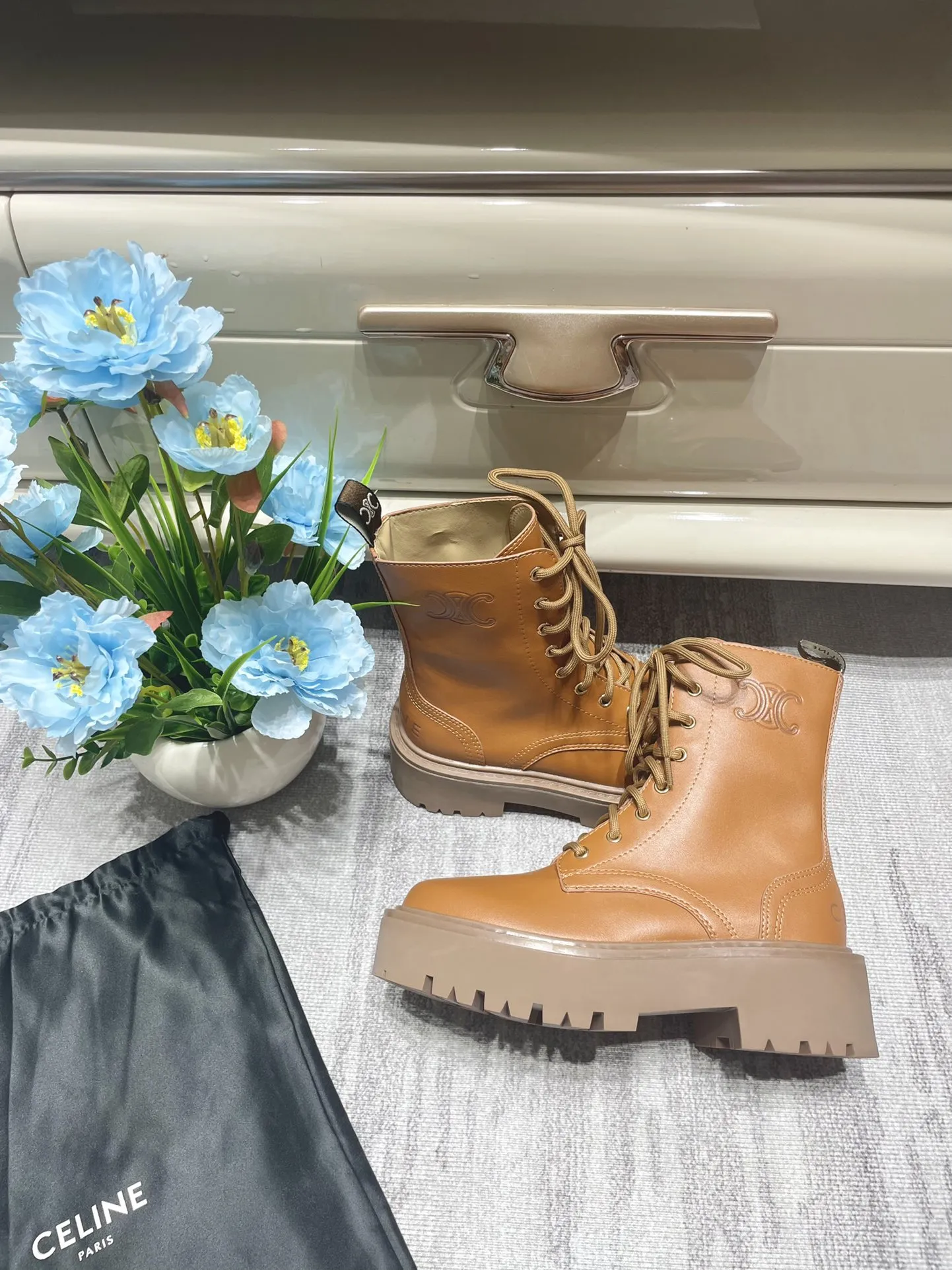 橙子出厂价💰150 CELINE 赛琳秋冬新款 系带厚底短靴 机车靴马丁靴 两个颜色选择,质量杆杆的,系带休闲,上脚很机车有范,推荐给大家! 颜色:黑色、棕色 码数:35-40