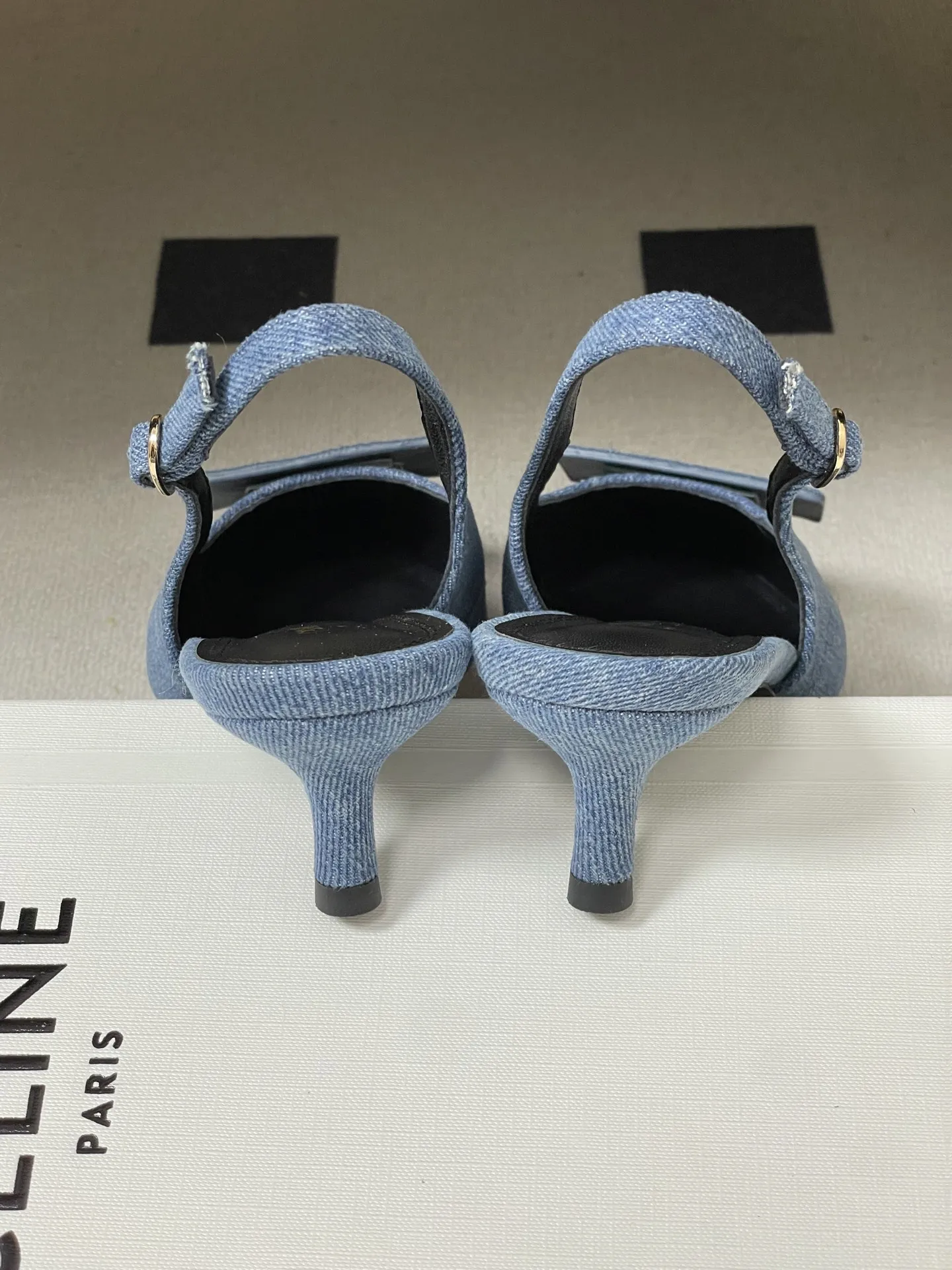 p280- 26Fw春夏新款CELINE 赛琳 思琳凯旋门小猫跟名片鞋方扣后空凉鞋 质感巨高级!鞋头那块“金属铭牌”设计绝了,既有品牌辨识度,又把法式慵懒和干练感揉在一起,后空绑带还特显脚踝细~ 尖头把脚型衬得巨好看,小猫跟走路也稳,通勤、约会都能穿。配黑西装是“都市女精英”,搭裙子又变“法式氛围美人”,感觉脚踩的不是鞋,是高级感开关啊!每走一步都像在散发“姐很贵但很好搭”的信号,谁能拒绝这种精致感啊~ 鞋身正面有小巧的CELINE金属徽标装饰,低调又凸显品牌辨识度,鞋内也印有品牌字样。平底设计搭配柔软皮质,兼顾了舒适度与日常实穿性,适合通勤、休闲等多种场合。 鞋面:羊皮 内里垫脚:羊皮 鞋底:意大利真皮大底 码数:35-39(40.41定做不退换)