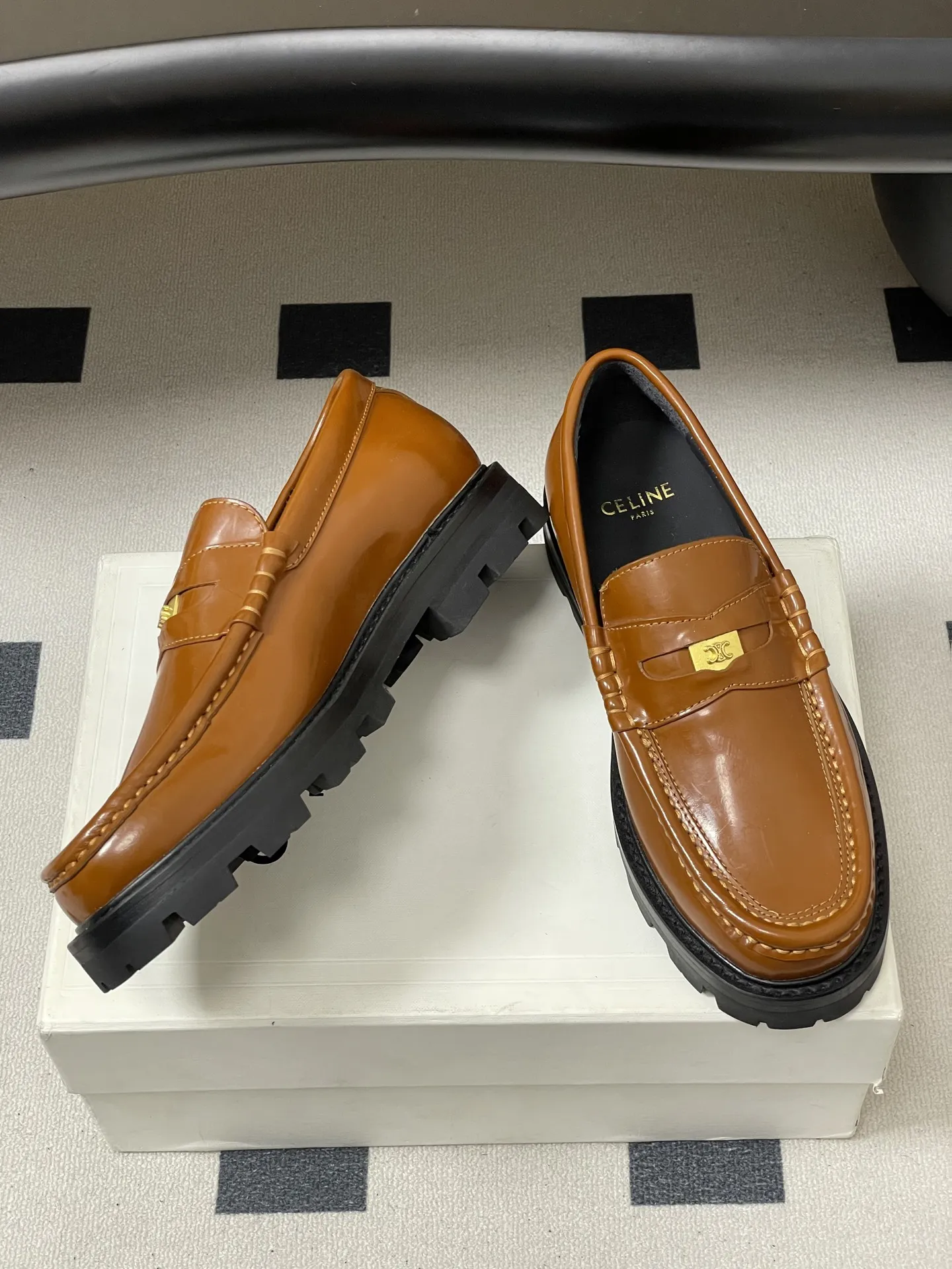 p310-顶级品质 26Fw春夏新款 CELINE 赛琳/思琳 经典凯旋门金属扣乐福鞋一脚蹬厚底小皮鞋 鞋身点缀凯旋门金属扣/金属流苏,部分款还有金属饰牌,轻奢辨识度拉满。厚底+乐福鞋型,“一脚蹬”穿脱方便,厚底既增高又比细跟更稳;方头设计修饰脚型,不挤脚趾。 采用亮面/哑光皮革,质感细腻耐用;部分款加入流苏、缝线等复古元素,风格更丰富。属于“百搭款”搭西装是通勤精英风,搭牛仔裤是松弛休闲感,棕/黑/焦糖色等配色适配不同穿搭场景。 鞋面:定制牛皮 内里垫脚:牛皮 鞋底:真皮沿条/原版私模进口材质多层组合大底 跟高:3cm 码数:35-39(40.41定做不退换)