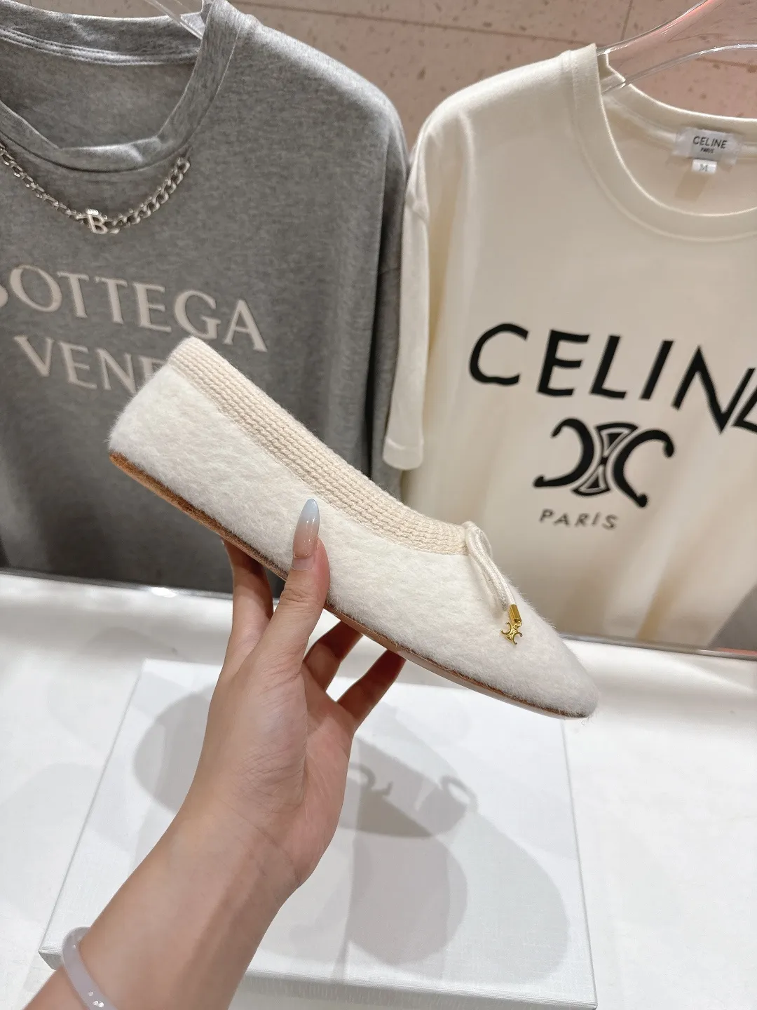 高版本出厂💰260 CELINE*赛琳F018 2025ss新款玛丽珍平底乐福鞋单鞋 网红爆款来袭!各大网红抢先体验、Celine网红ins种草神器、非常仙女风、气场十足单品、设计风格非常新颖、高档且非常舒适.原版一比一定制!绝对原单做法! ✔面料:进口混纺羊毛 ✔内里:羊皮 ✔大底:意大利真皮大底 ✔Size:35-40(40定做不退换)