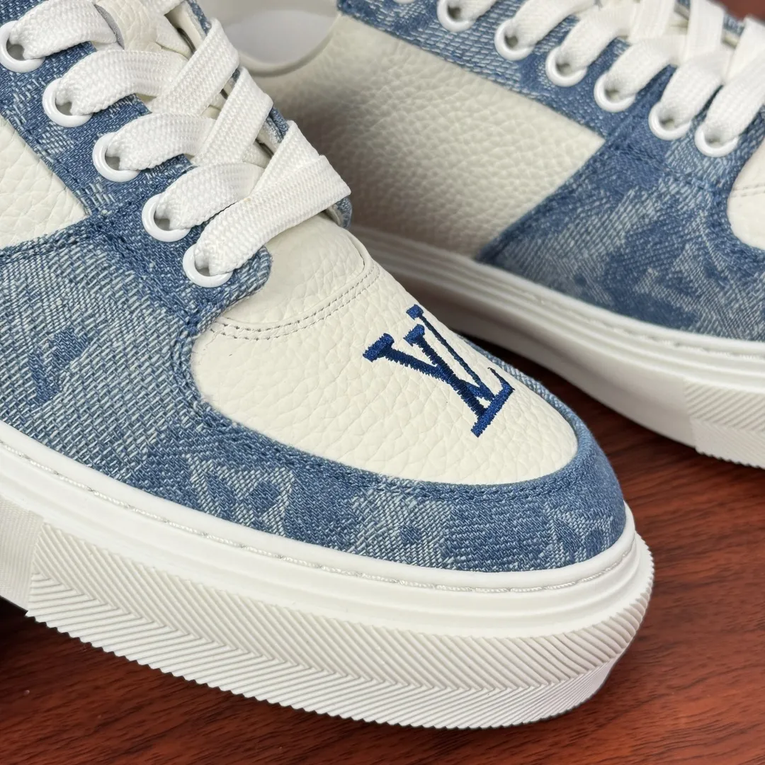 (Louis Vuitton)路易威登 新款男士牛仔丹宁系列板鞋! 堪称潮流与经典的完美碰撞💥 白蓝渐变丹宁拼接白色皮革,搭配黑灰老花丹宁款,两种配色各有韵味。标志性LV字母logo醒目又不张扬,鞋身的丹宁纹理带着复古做旧质感,街头范儿拉满。橡胶鞋底脚感轻盈,不管是日常出街还是搭配休闲造型,都能轻松hold住。细节处尽显匠心,鞋型利落贴合脚型,老花丹宁的复古肌理与现代板鞋轮廓融合,把法式奢潮的腔调拿捏得死死的。一双鞋解锁N种穿搭可能,是潮人鞋柜里的必备款~全套包装! 尺码:39-40-41-42-43-44皮鞋尺码(可定制38.45.46) 💰350