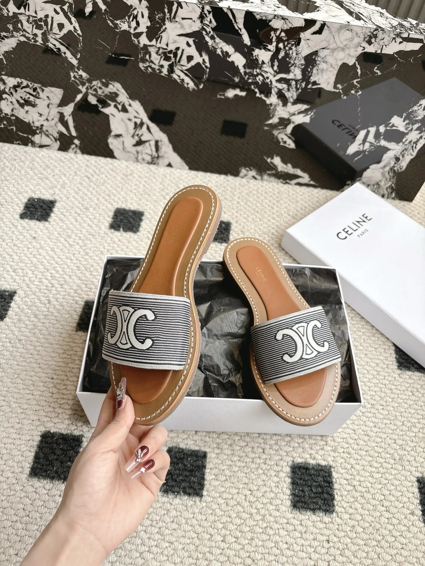 💰260 #顶级版本 Celine 赛琳 25/ 春夏最新款复古凯旋门时髦 凉鞋 夏天搭配袜子 简直绝绝子了‼️复古的点上带上了满分时髦感颜值 绝✔️原版购入开发 依旧最高输出还原 ✔️面料：原版定制编织材料、 ✔️内里：牛皮 ✔️大底：原版开模真皮大底防滑底片 ✔️Size: #35-40（40订做不退换）